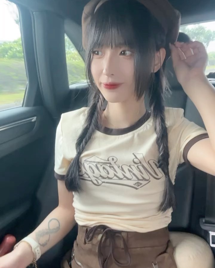 小隻馬「全糖熊熊」胸前深溝惹火誘惑 看了情不自禁-第1章-图片6