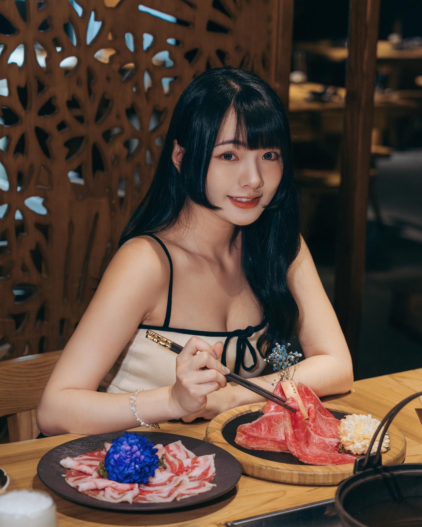 甜美小隻馬「Joy」誘人的白皙深溝 實在太犯規-第1章-图片2