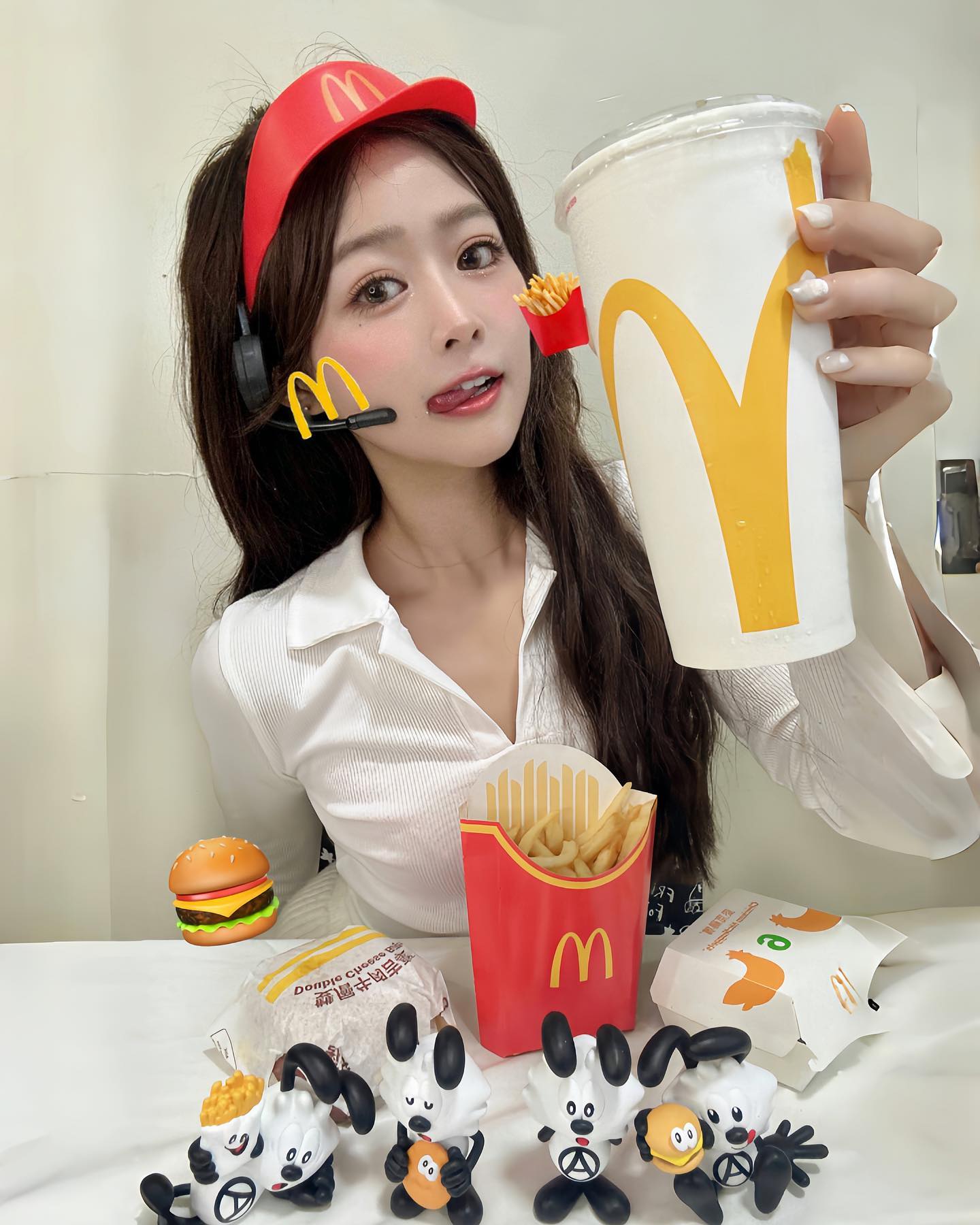 台灣「麥當勞正妹」紅翻外媒！緊身白襯衫「炸出小粉紅」-第1章-图片8