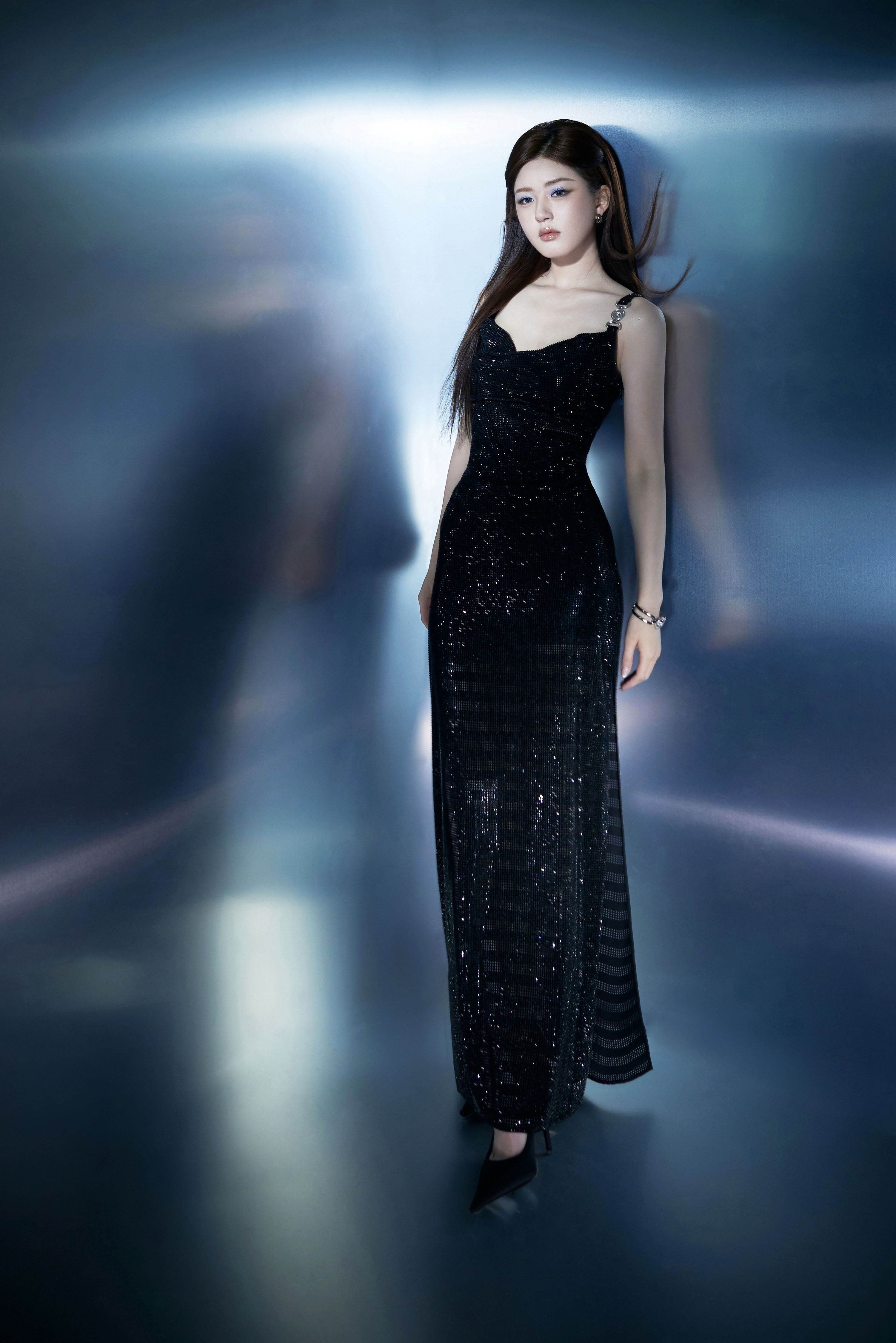 冰藍銀霜，盛開出一朵清冷玫瑰—趙露思[高清套圖]