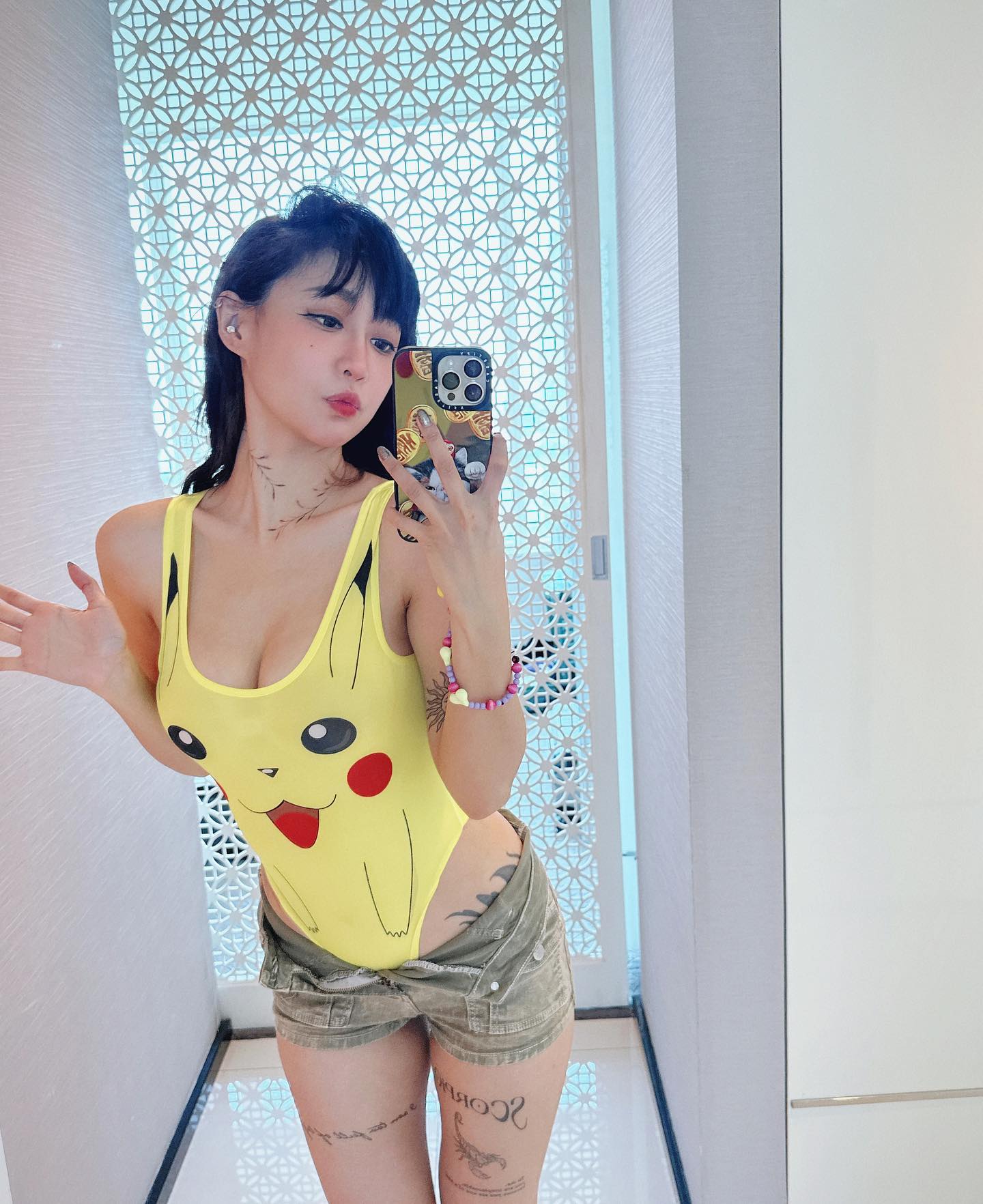 性感女神樂宜「新情趣」比卡丘泳衣辣曬暴力身材-第1章-图片6