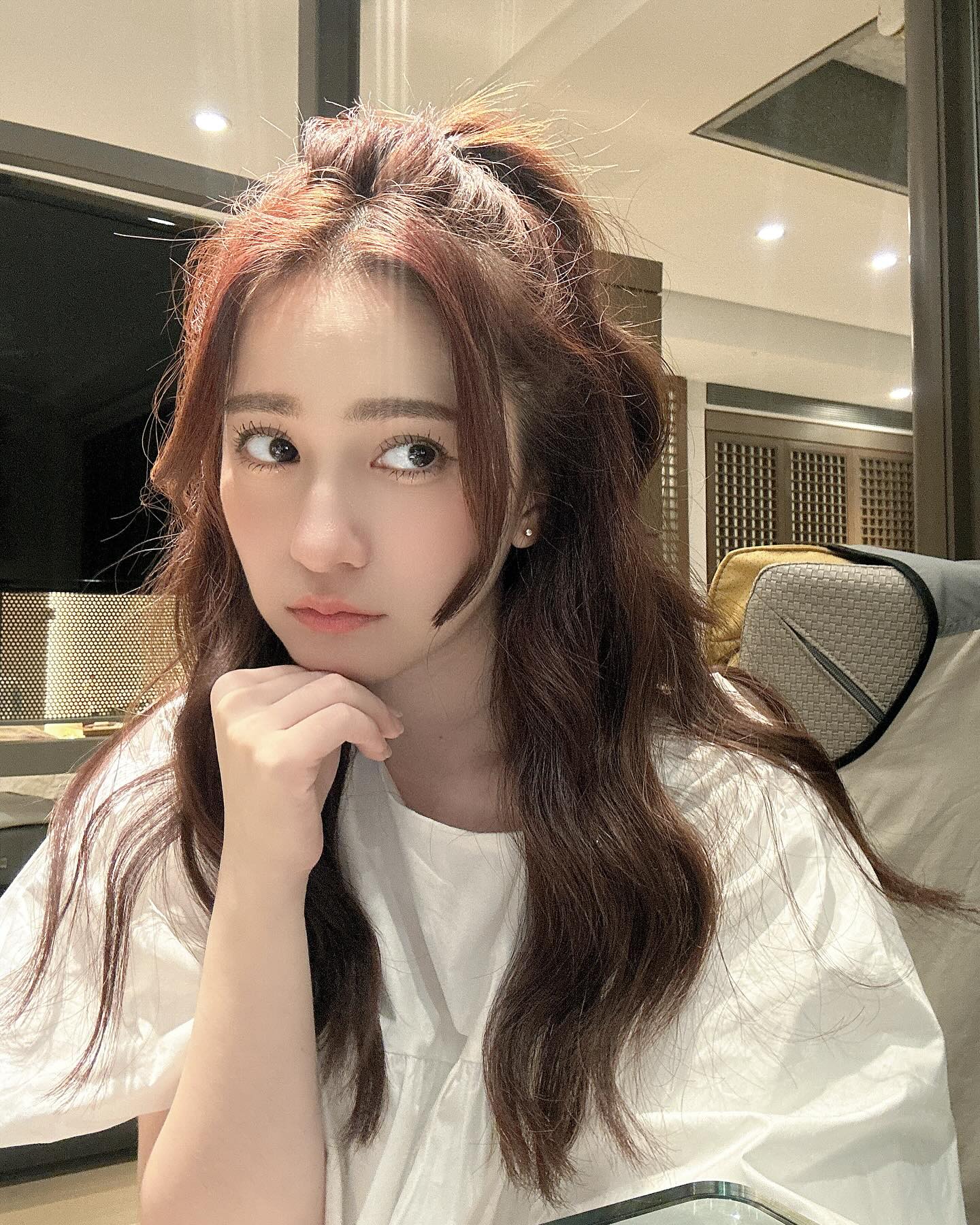 火辣正妹「盧蓁 Lucy」深溝蹦出！白皙奶量好犯規-第1章-图片1