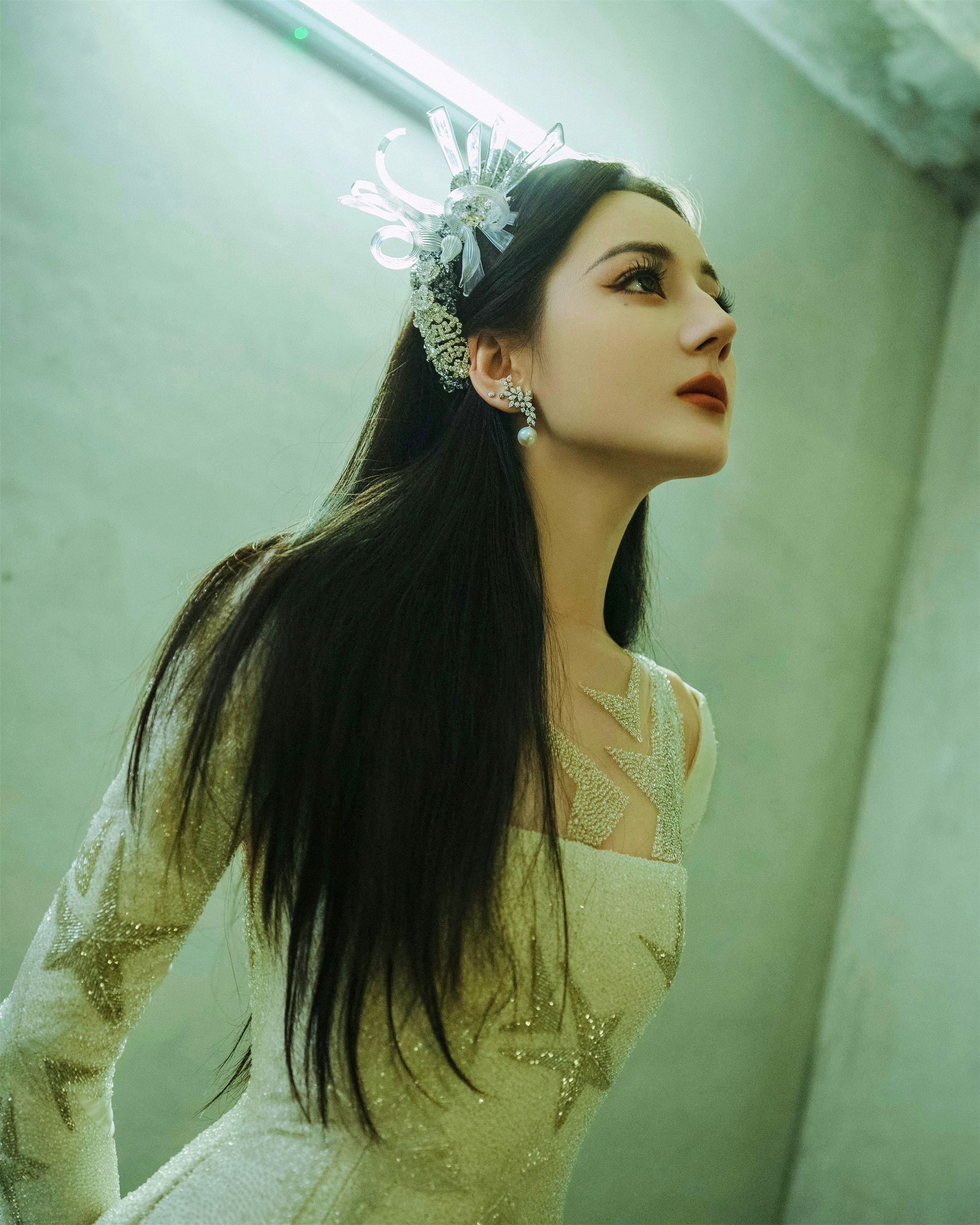 身著白色星光禮裙 盛放在沈靜寰宇—迪麗熱巴[高清套圖]-第1章-图片2