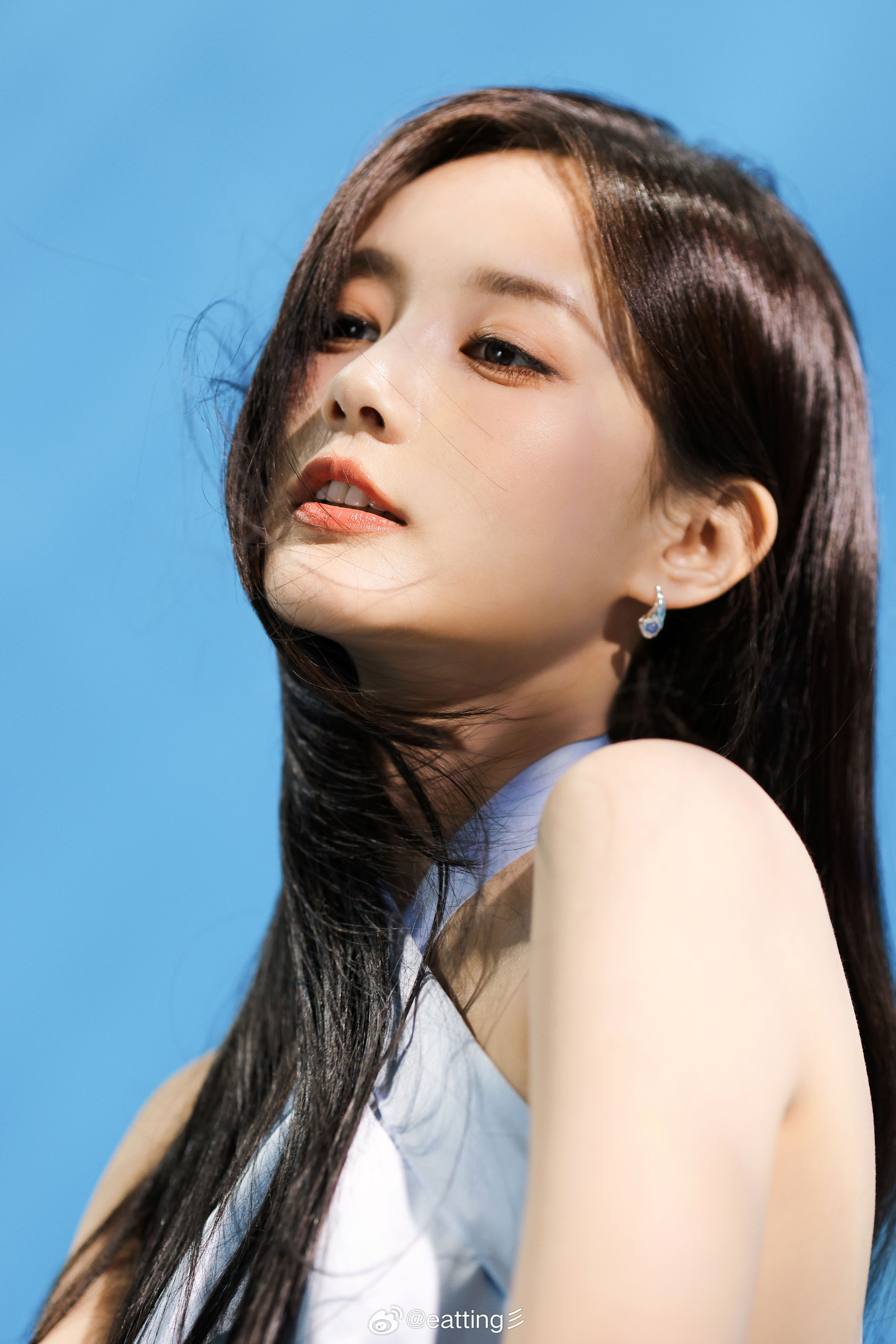 水光中的一抹奶藍，簡單純澈—李一桐[高清套圖]-第1章-图片1