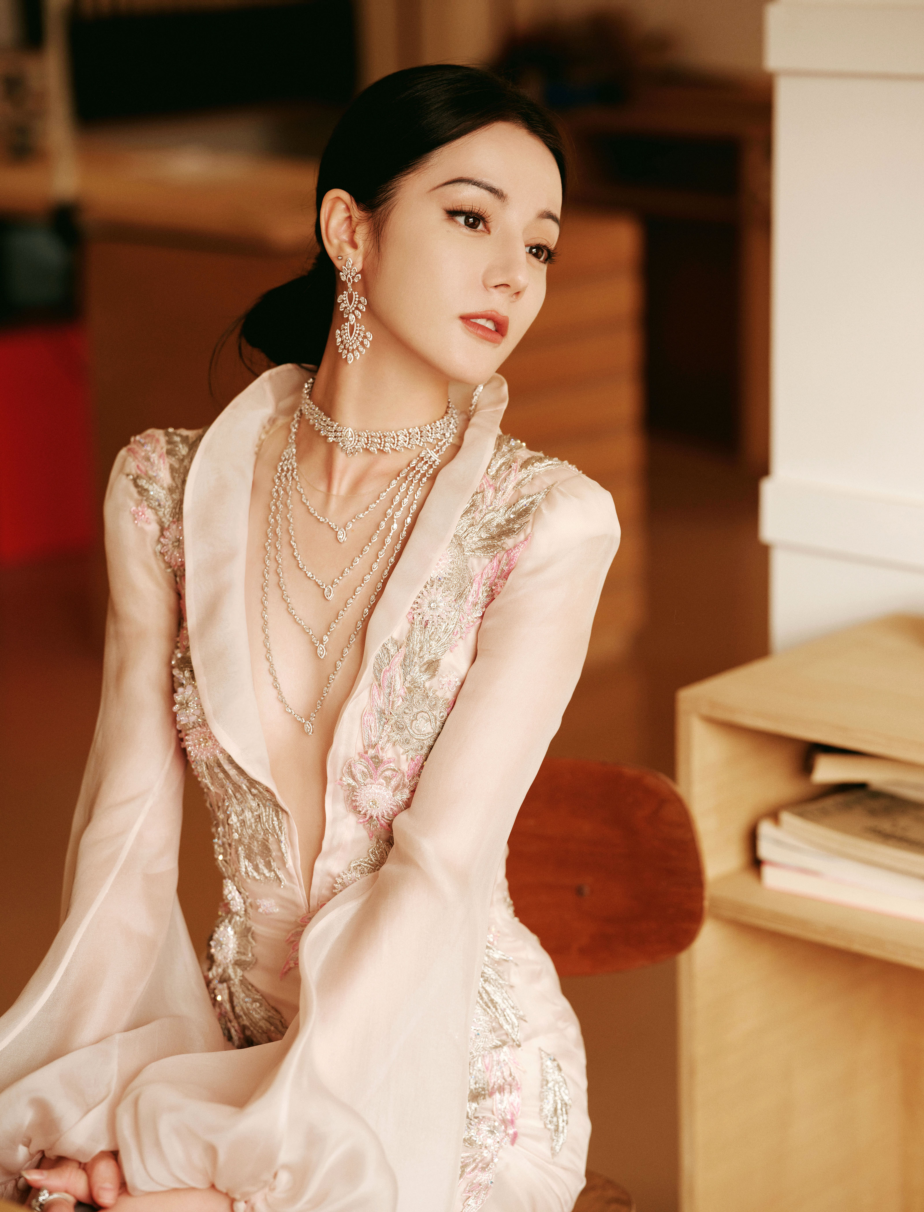 身著淺粉刺繡禮裙，勾勒清淺時光—迪麗熱巴[高清套圖]-第1章-图片4