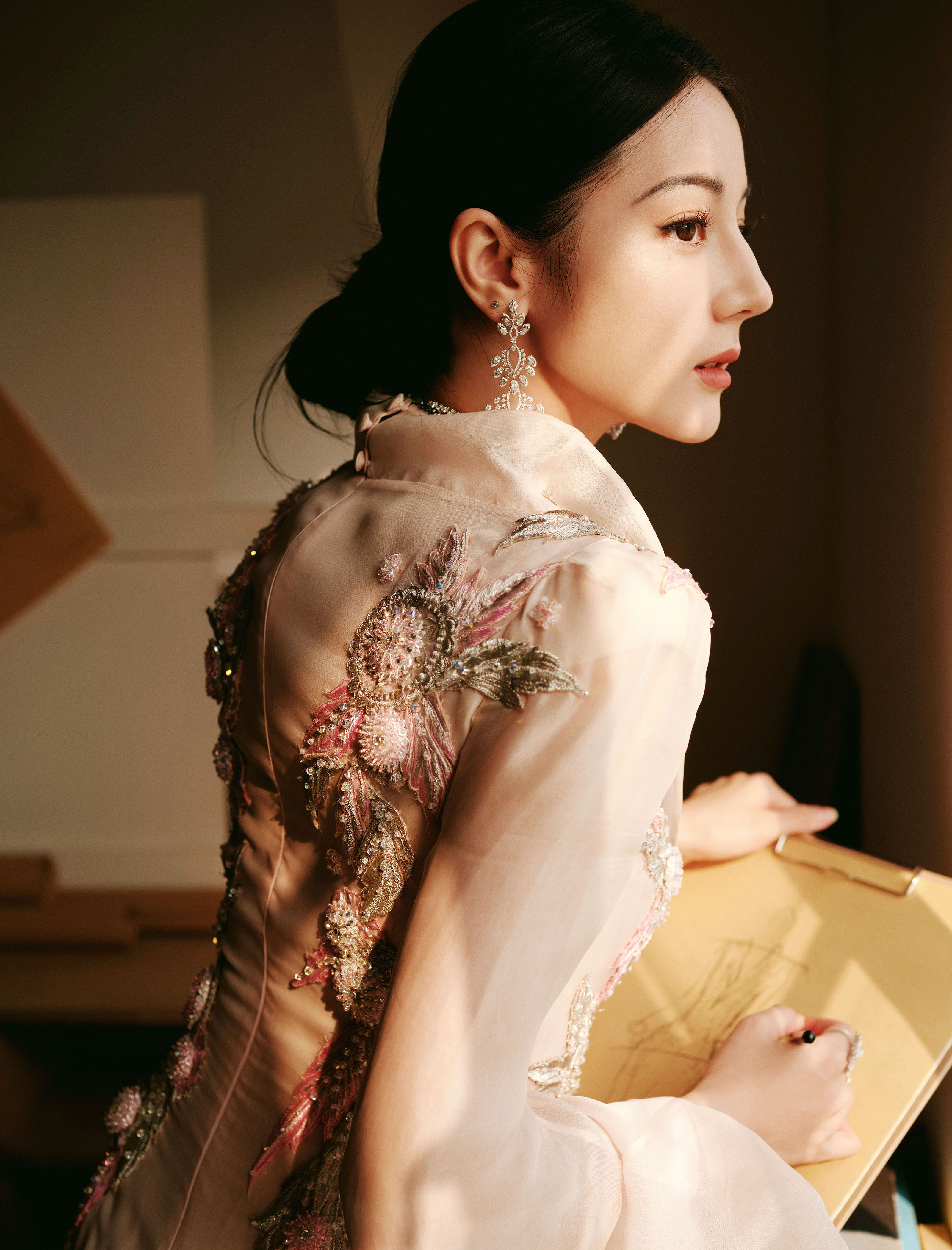 身著淺粉刺繡禮裙，勾勒清淺時光—迪麗熱巴[高清套圖]-第1章-图片7