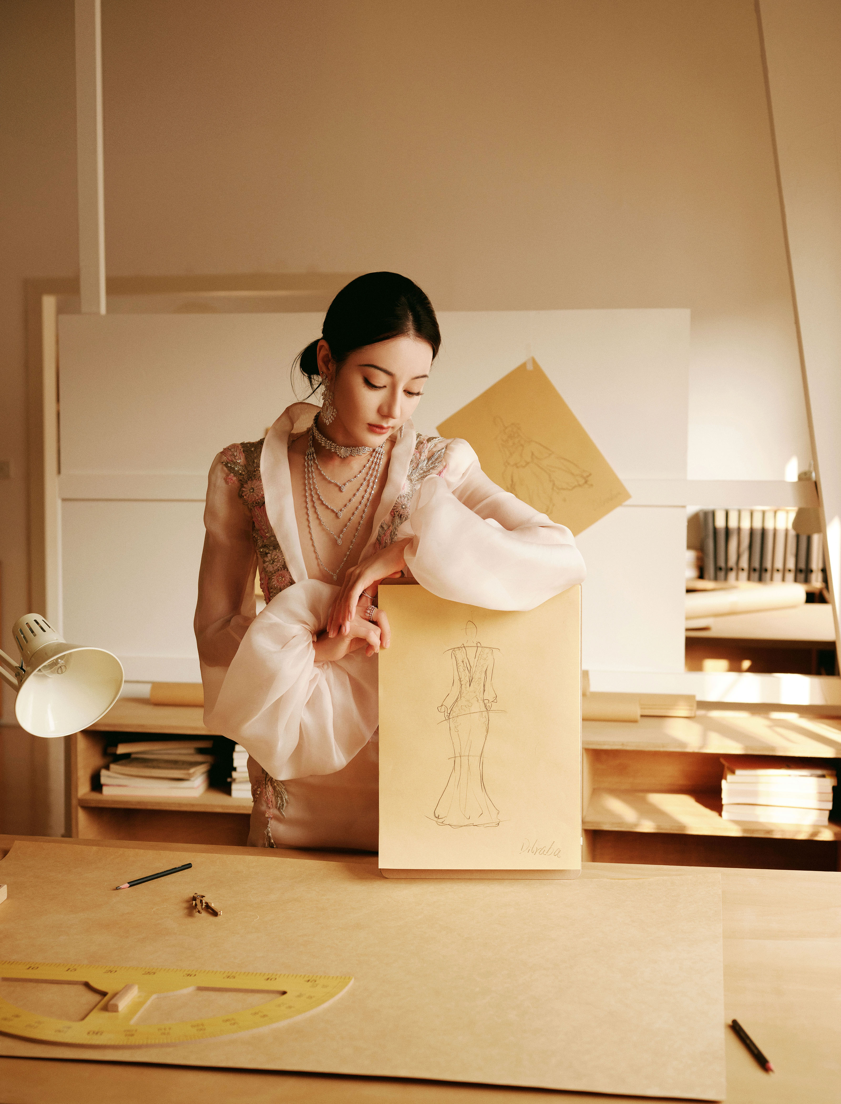 身著淺粉刺繡禮裙，勾勒清淺時光—迪麗熱巴[高清套圖]-第1章-图片11