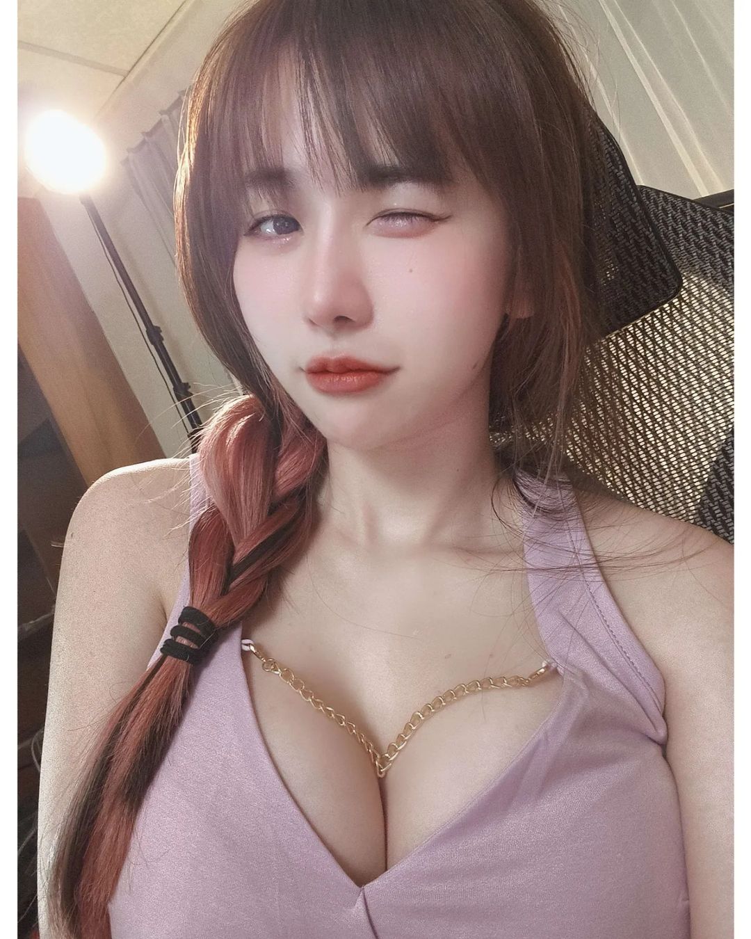 正妹「靜兒Eva」曬飽滿胸器呼之欲出 雪白嫩體太殺了-第1章-图片1