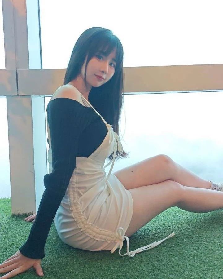 正妹「靜兒Eva」曬飽滿胸器呼之欲出 雪白嫩體太殺了-第1章-图片3