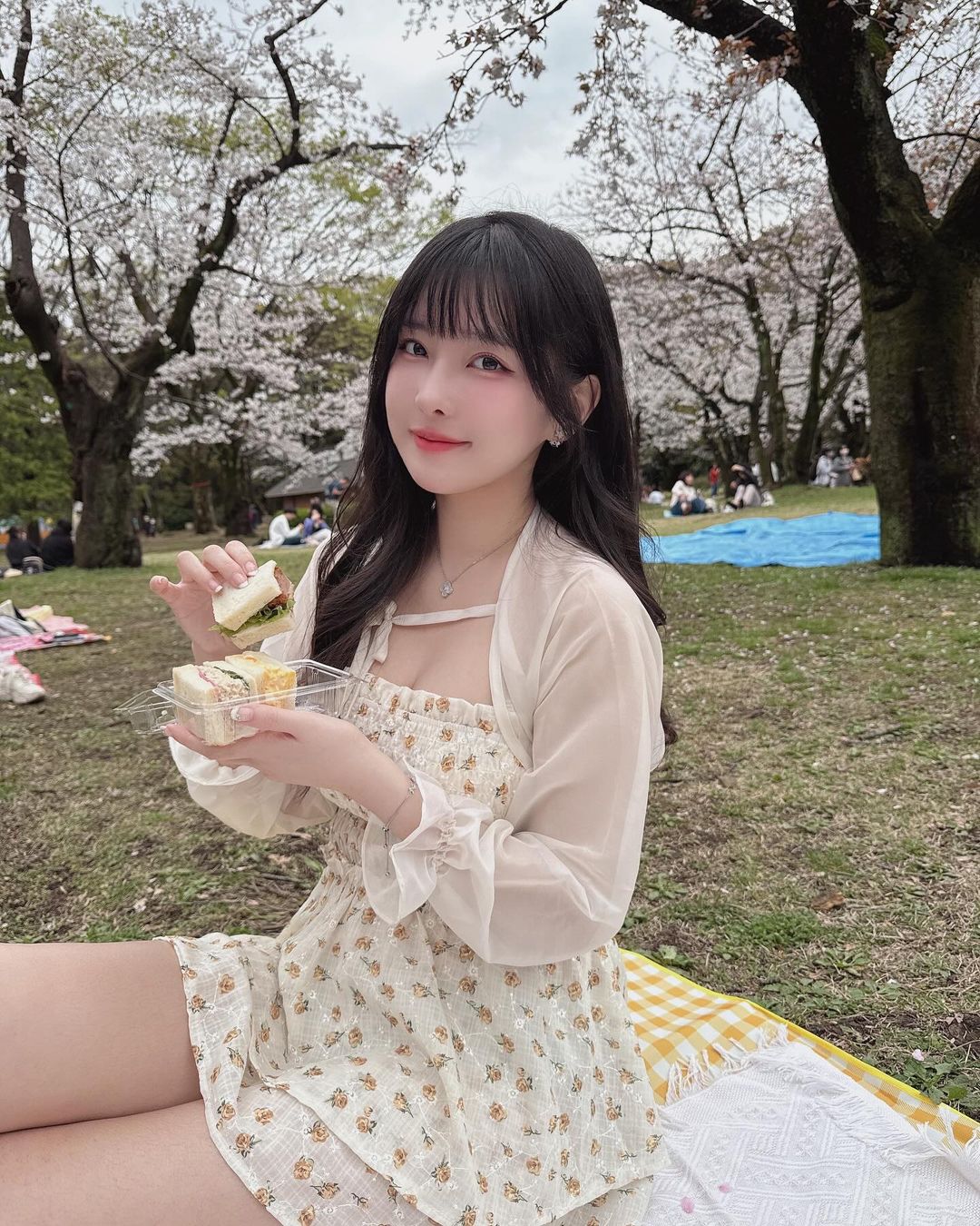 美乳甜心「依梨」豪放放送深溝福利 越看越受不了-第1章-图片8