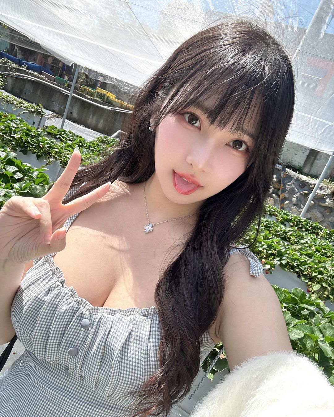 美乳甜心「依梨」豪放放送深溝福利 越看越受不了-第1章-图片10