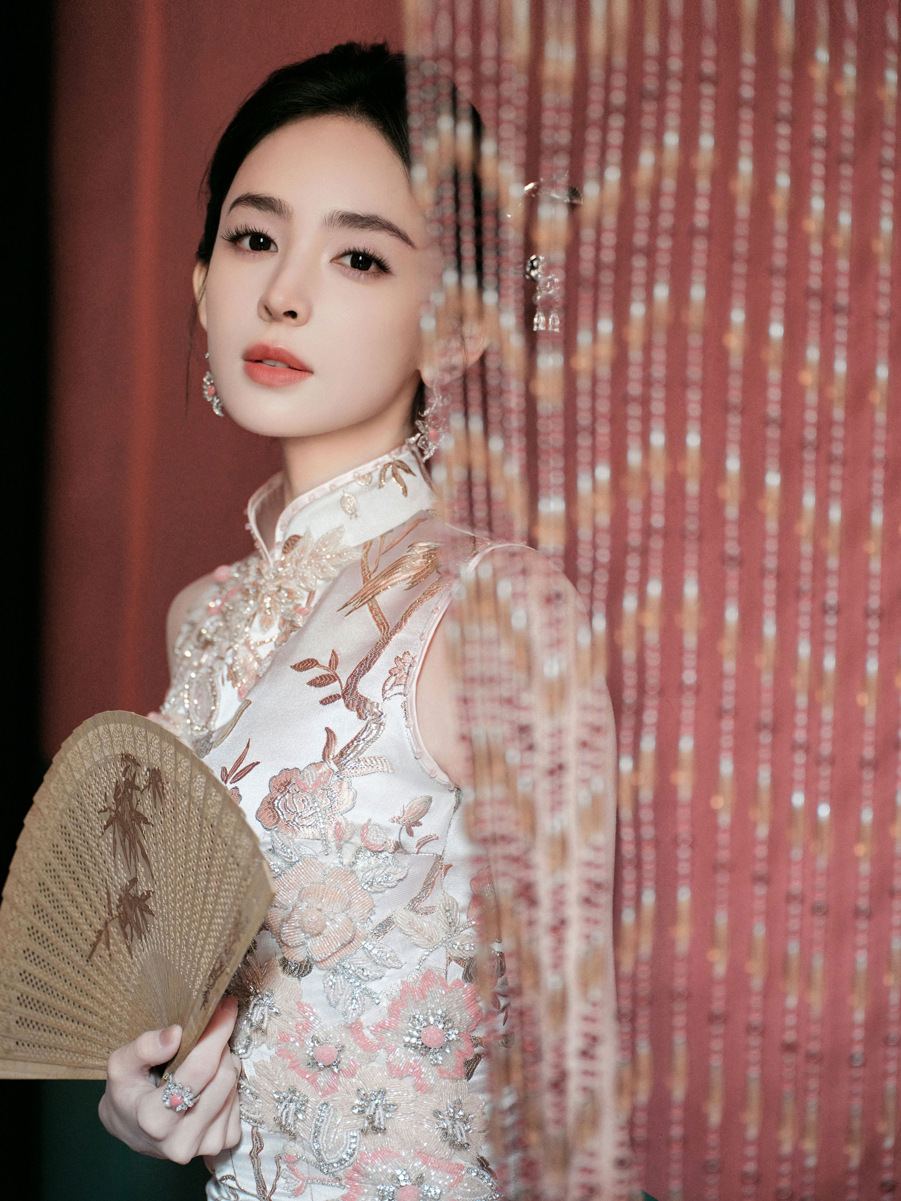 旗袍勾勒窈窕身姿，光影凸顯清冷氣質—古力娜扎[高清套圖]-第1章-图片3