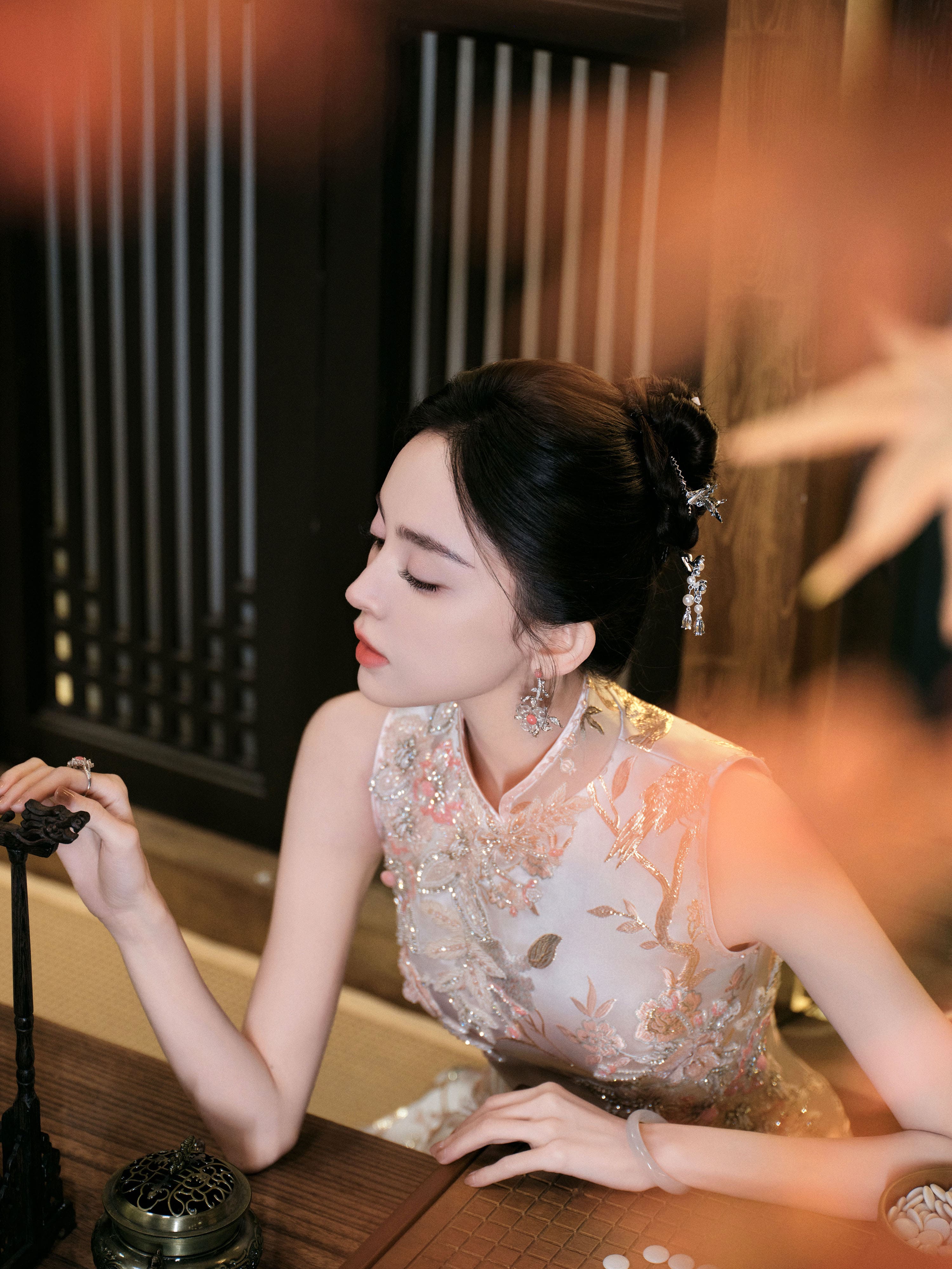 旗袍勾勒窈窕身姿，光影凸顯清冷氣質—古力娜扎[高清套圖]-第1章-图片5