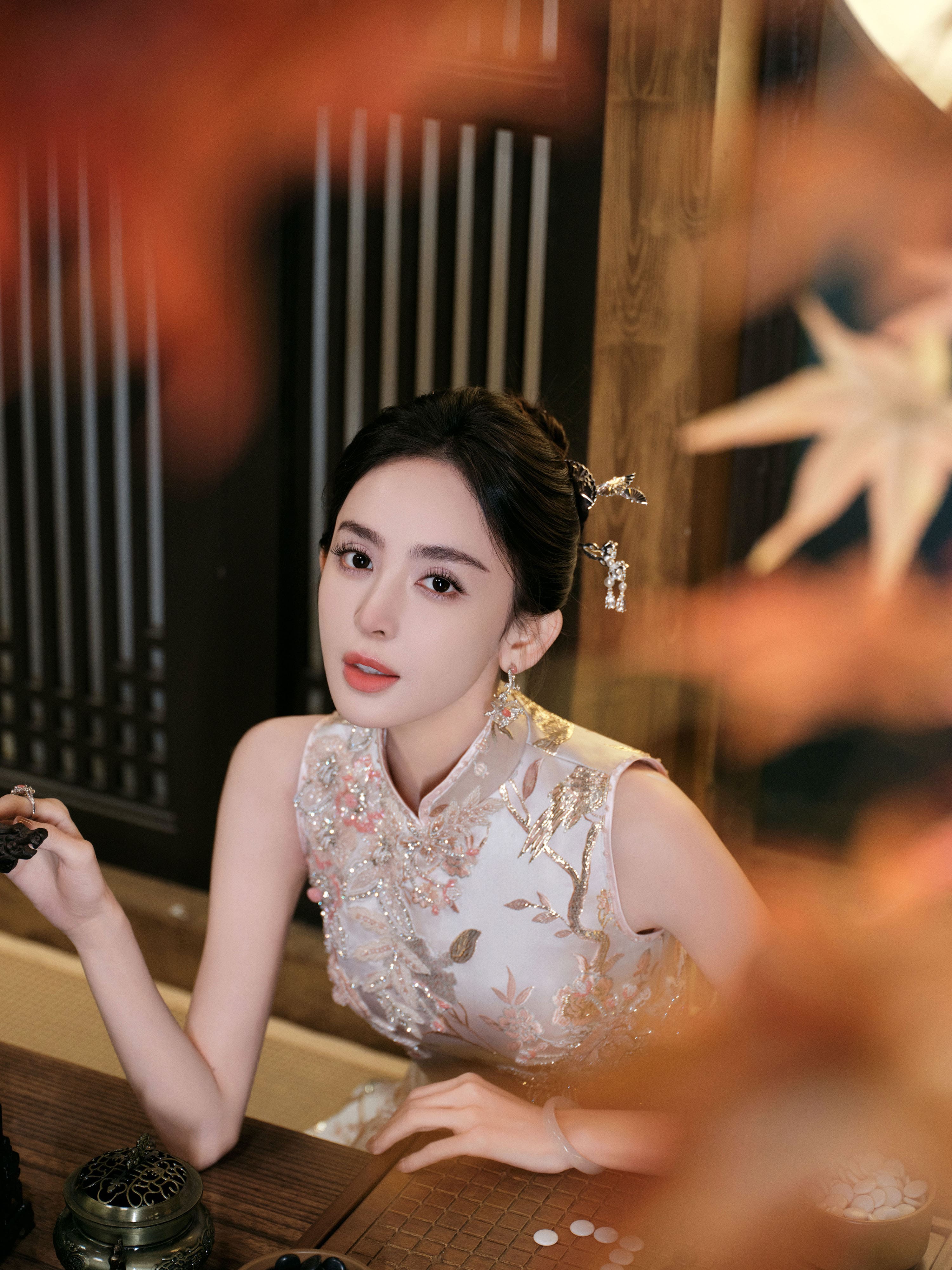 旗袍勾勒窈窕身姿，光影凸顯清冷氣質—古力娜扎[高清套圖]-第1章-图片6