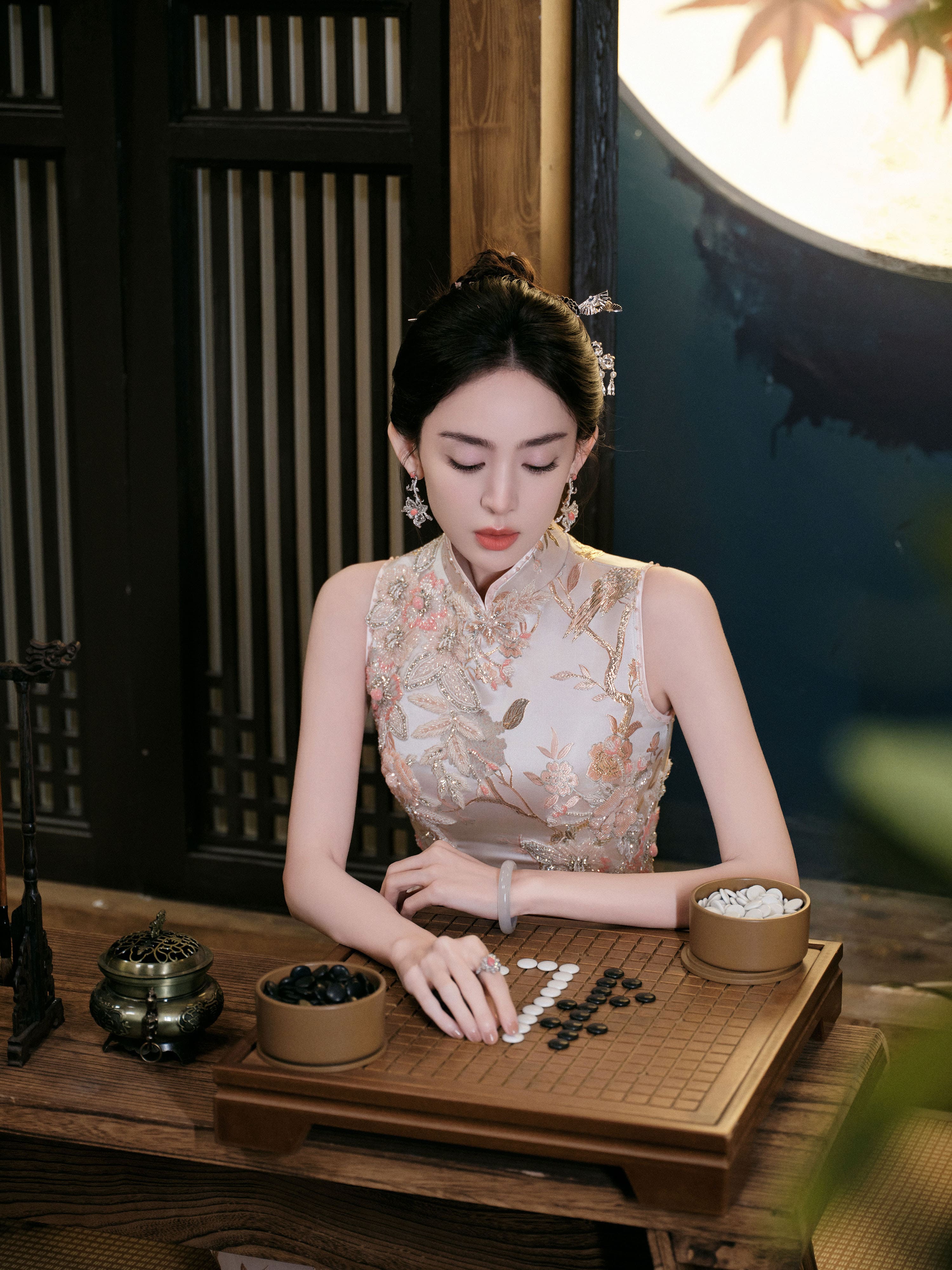 旗袍勾勒窈窕身姿，光影凸顯清冷氣質—古力娜扎[高清套圖]-第1章-图片7