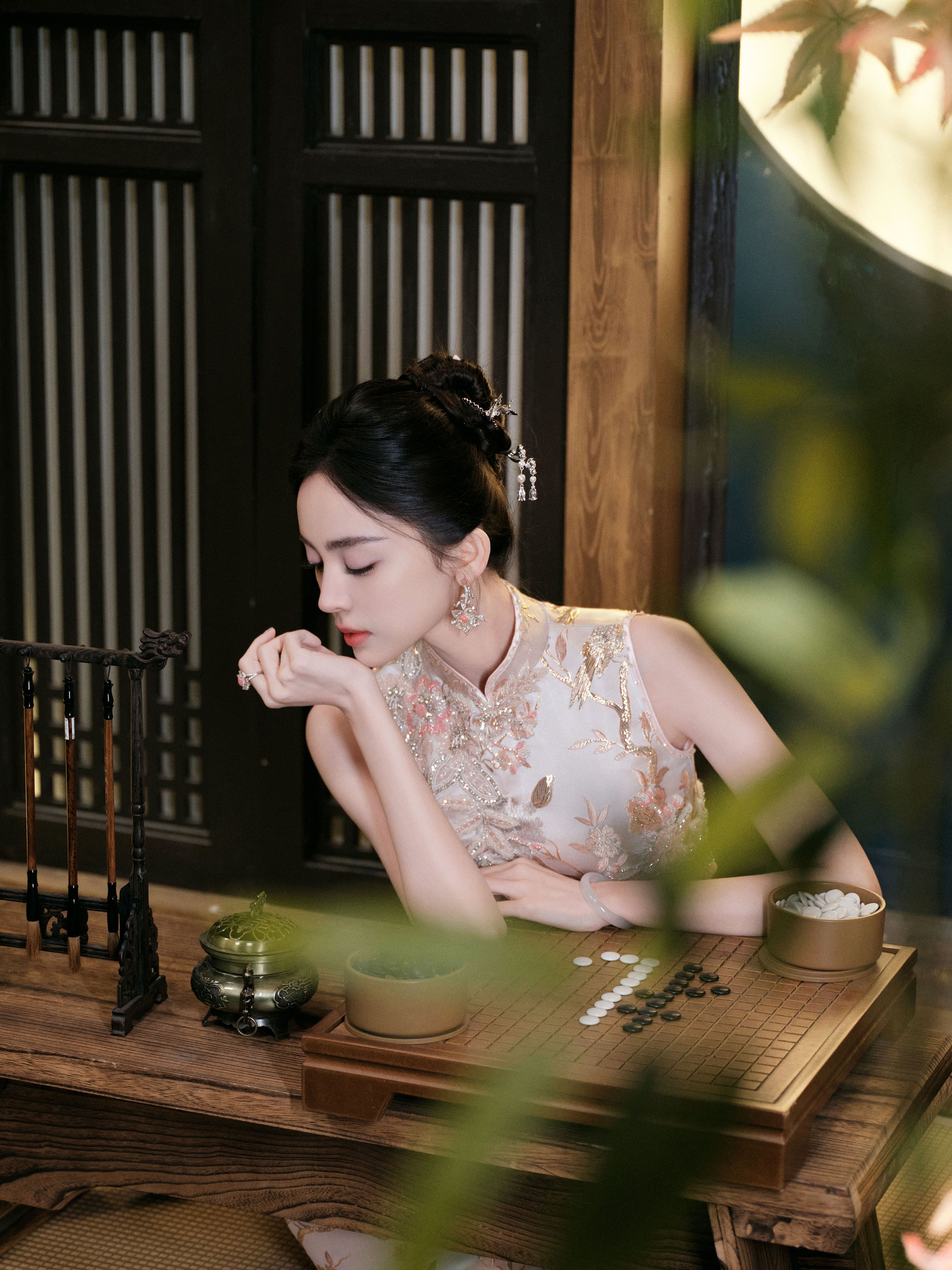 旗袍勾勒窈窕身姿，光影凸顯清冷氣質—古力娜扎[高清套圖]-第1章-图片8