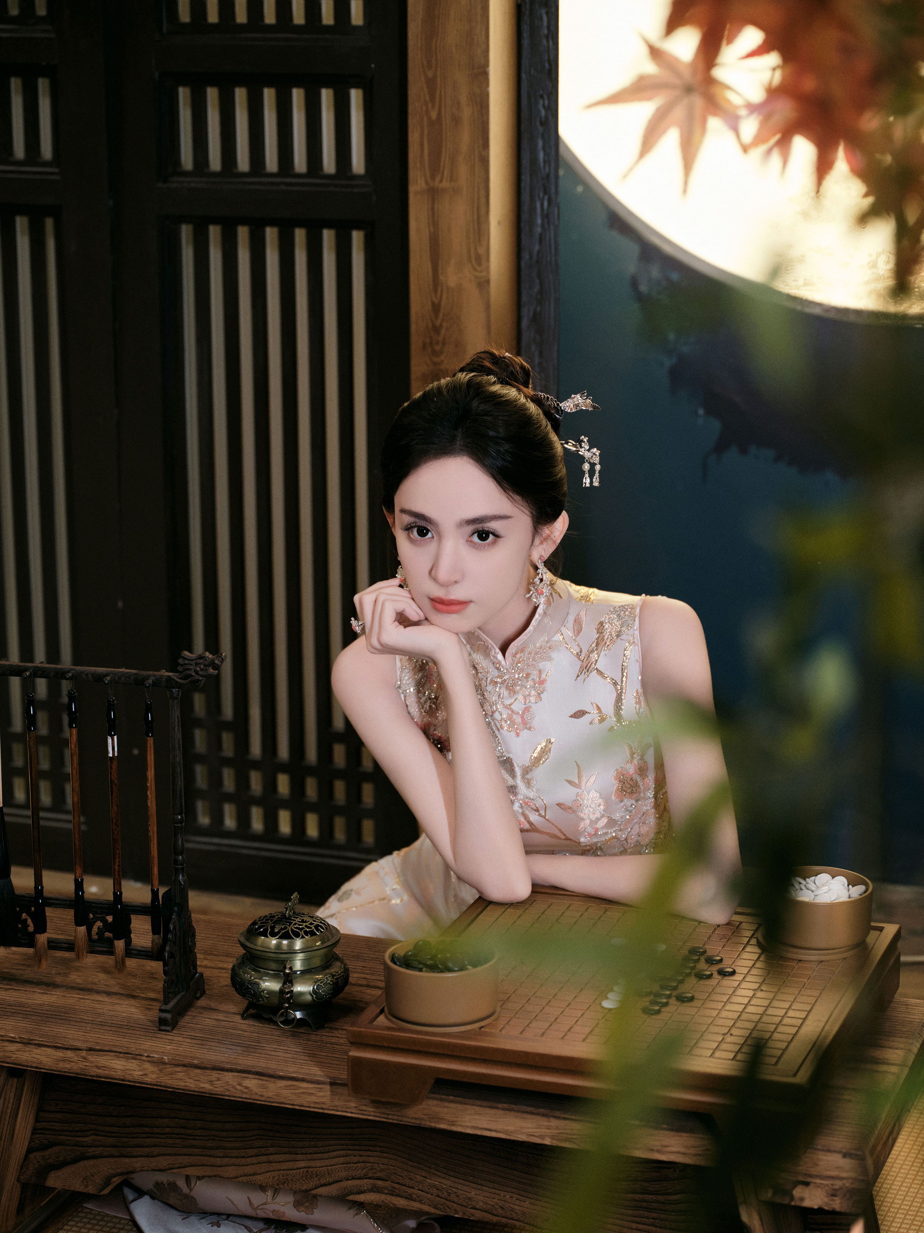 旗袍勾勒窈窕身姿，光影凸顯清冷氣質—古力娜扎[高清套圖]-第1章-图片9