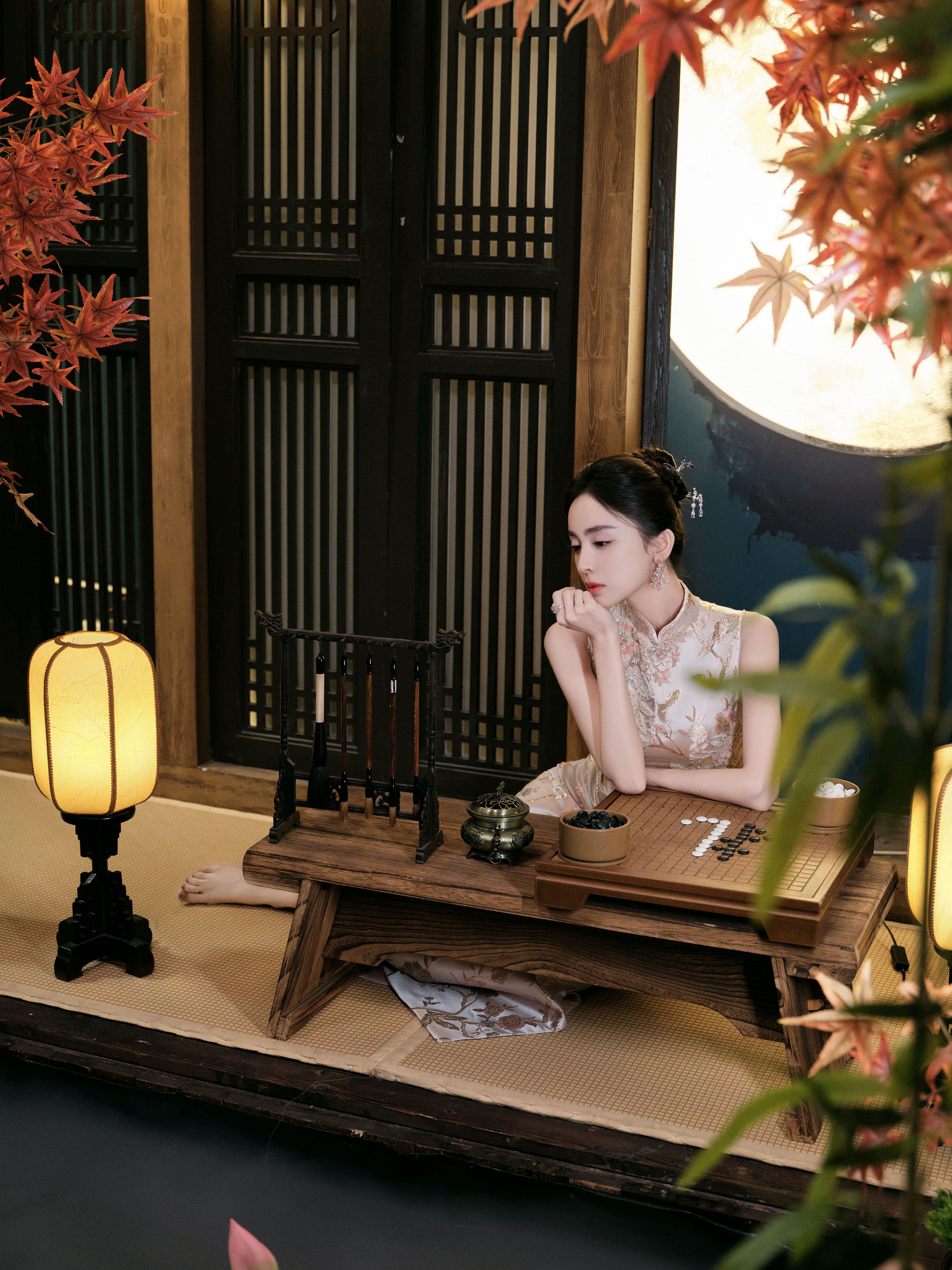 旗袍勾勒窈窕身姿，光影凸顯清冷氣質—古力娜扎[高清套圖]-第1章-图片10