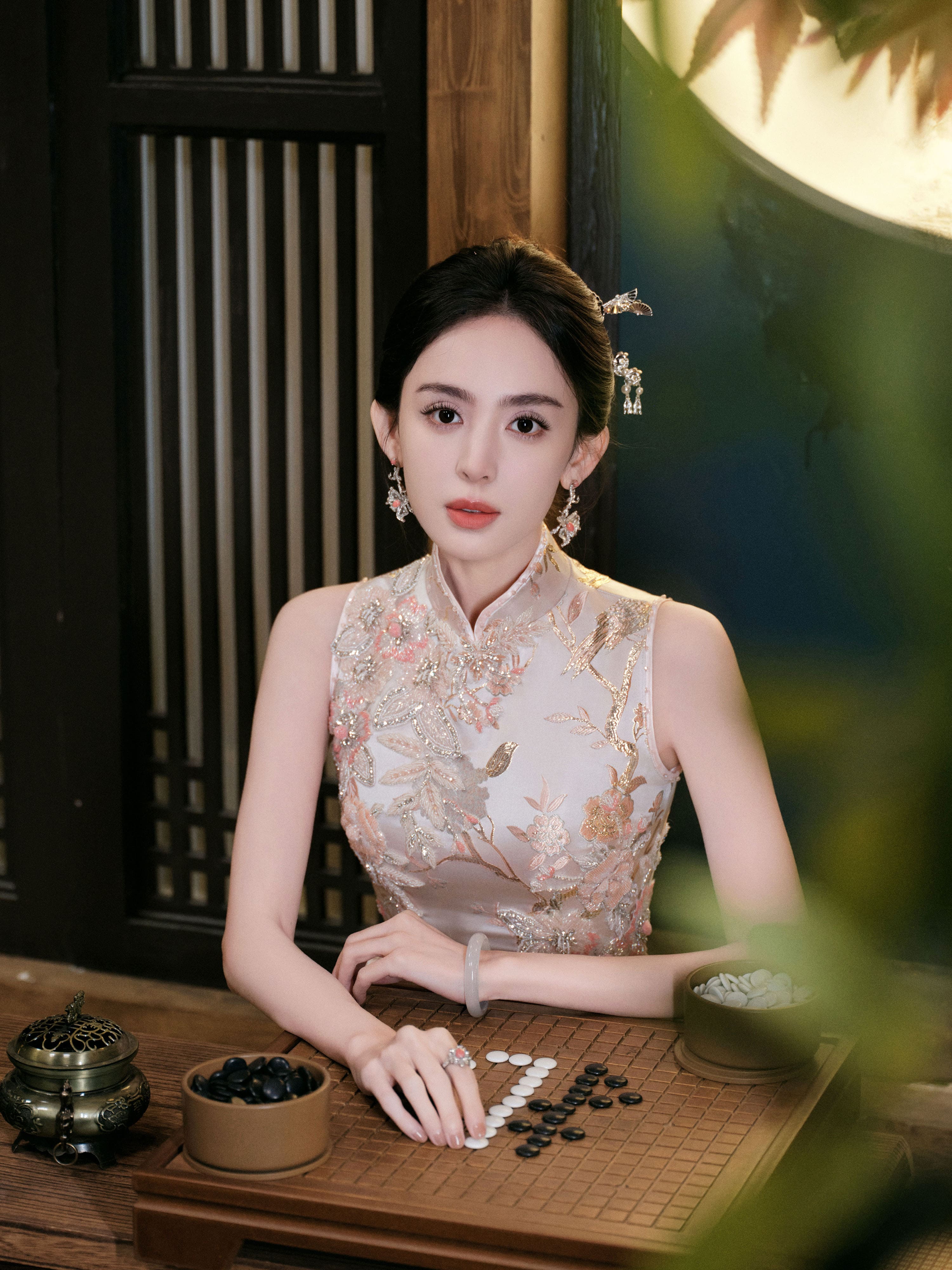 旗袍勾勒窈窕身姿，光影凸顯清冷氣質—古力娜扎[高清套圖]-第1章-图片13