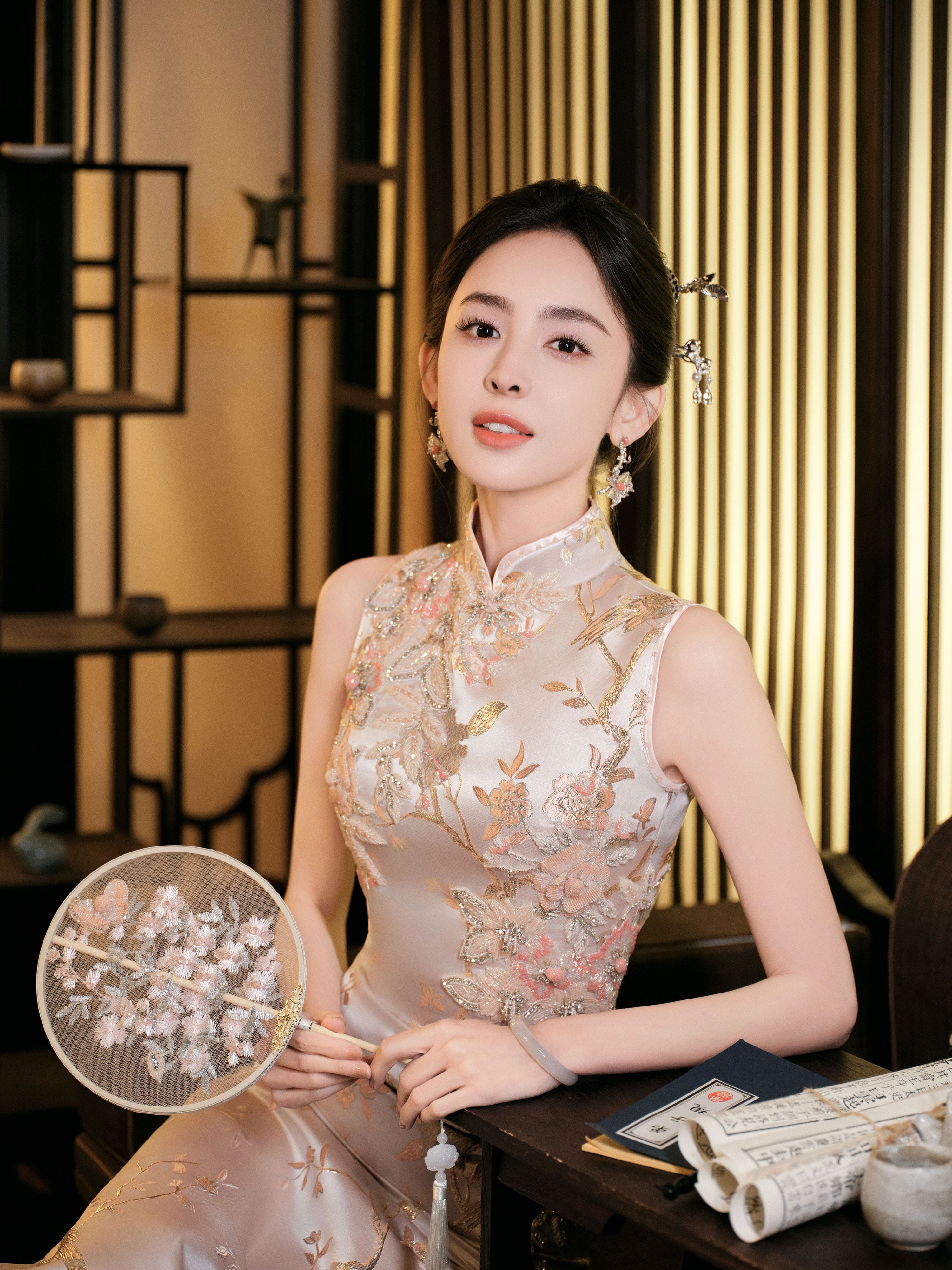 旗袍勾勒窈窕身姿，光影凸顯清冷氣質—古力娜扎[高清套圖]-第1章-图片20