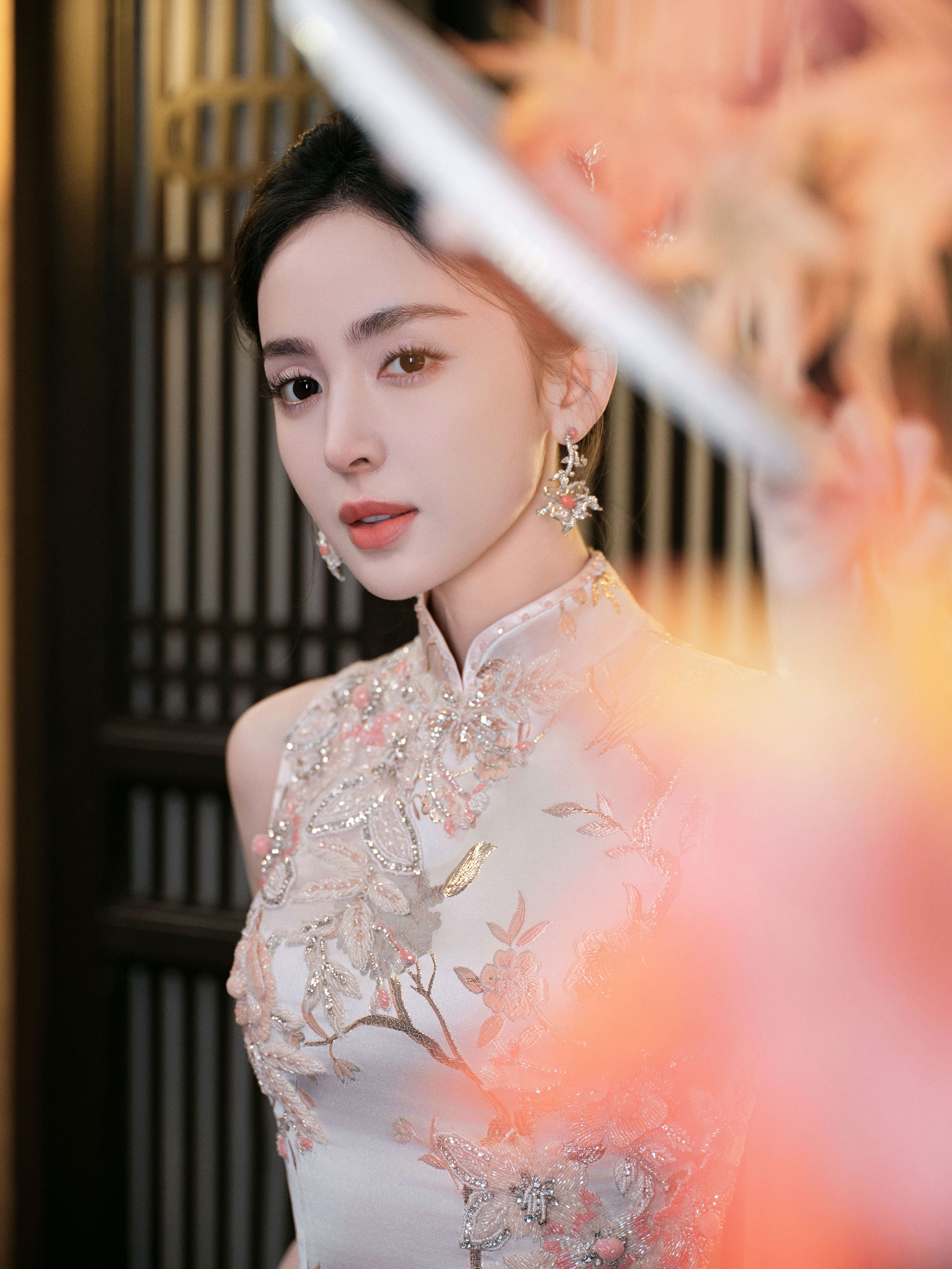 旗袍勾勒窈窕身姿，光影凸顯清冷氣質—古力娜扎[高清套圖]-第1章-图片22