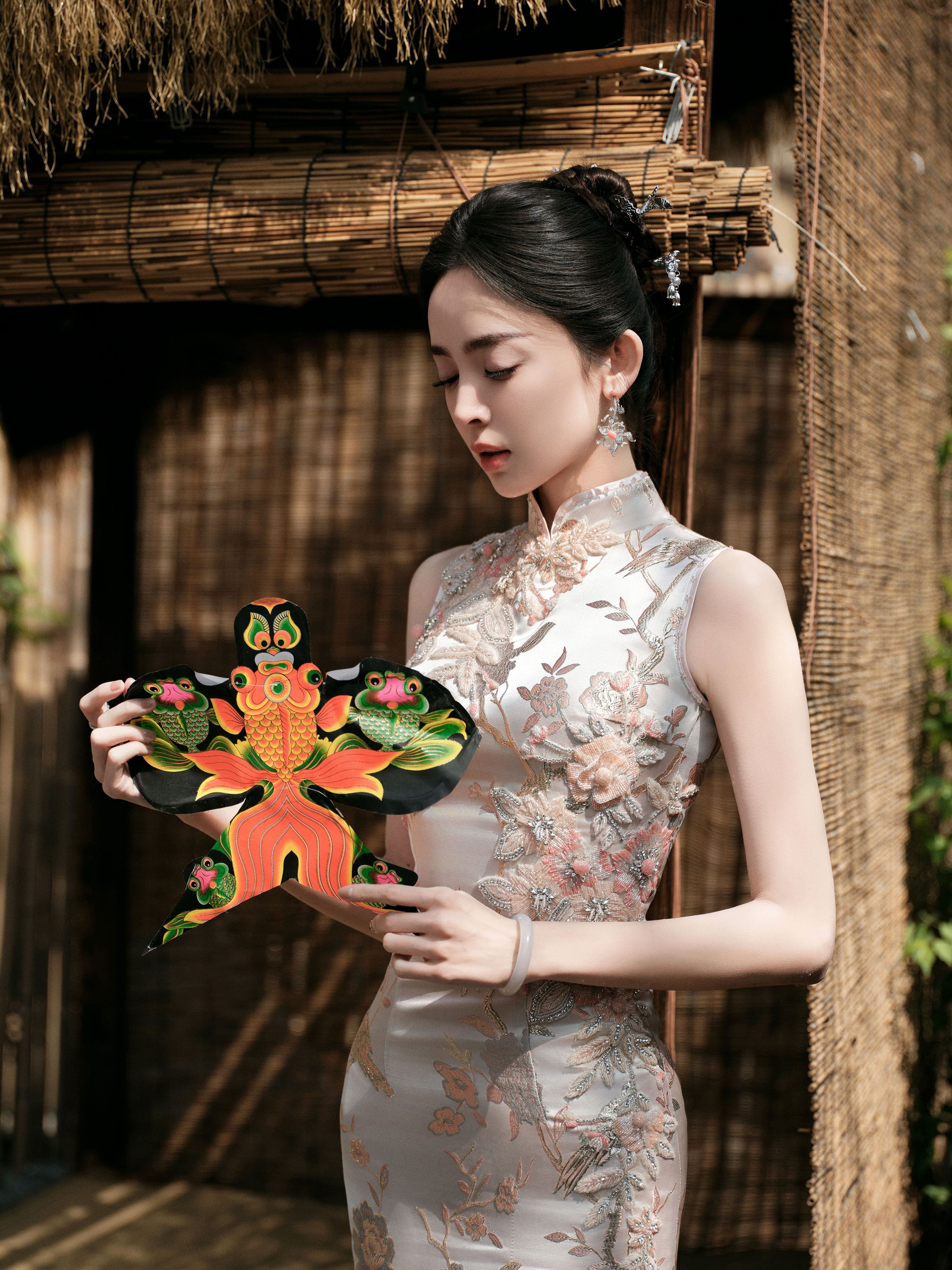 旗袍勾勒窈窕身姿，光影凸顯清冷氣質—古力娜扎[高清套圖]-第1章-图片24