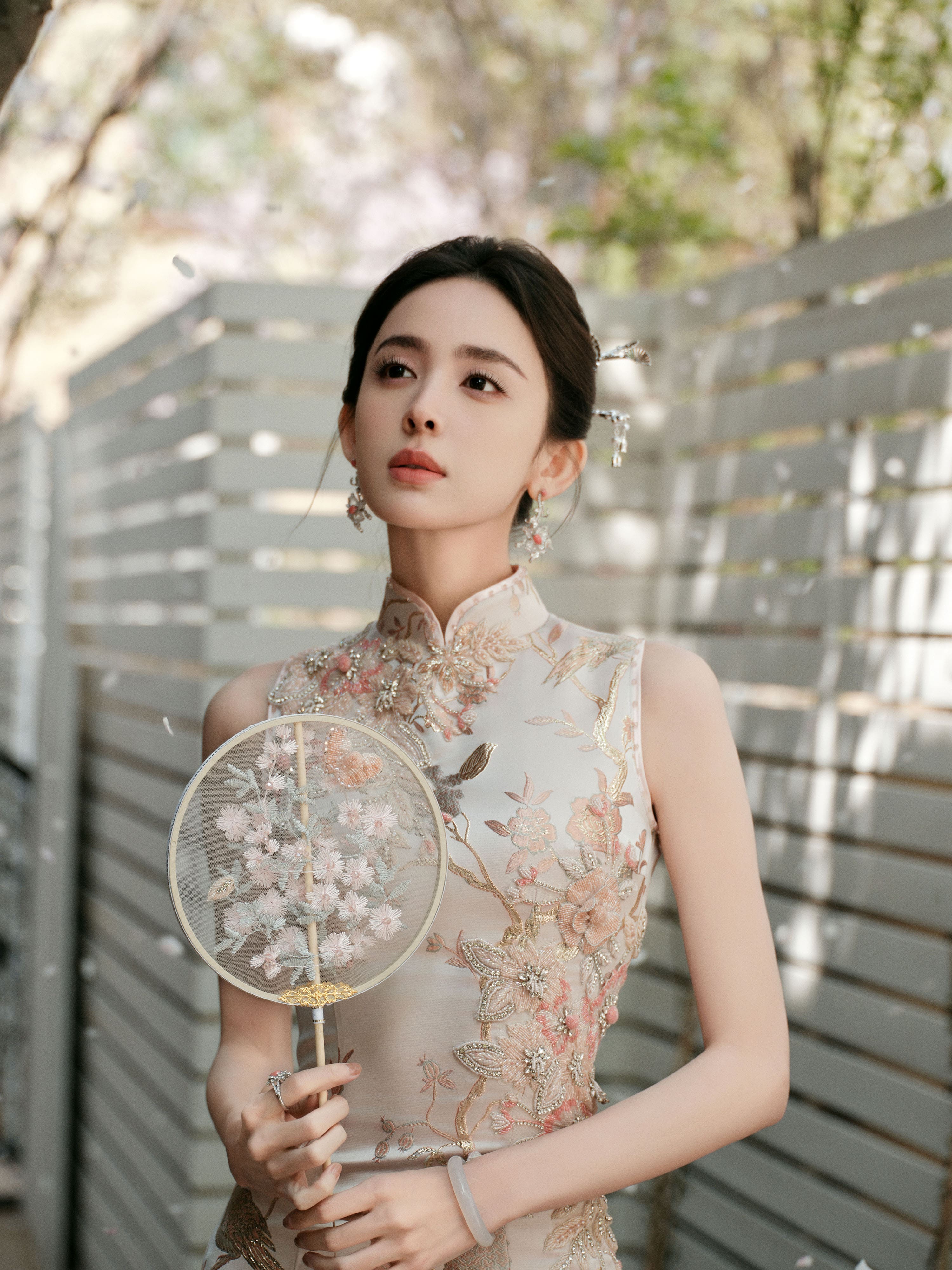 旗袍勾勒窈窕身姿，光影凸顯清冷氣質—古力娜扎[高清套圖]-第1章-图片25