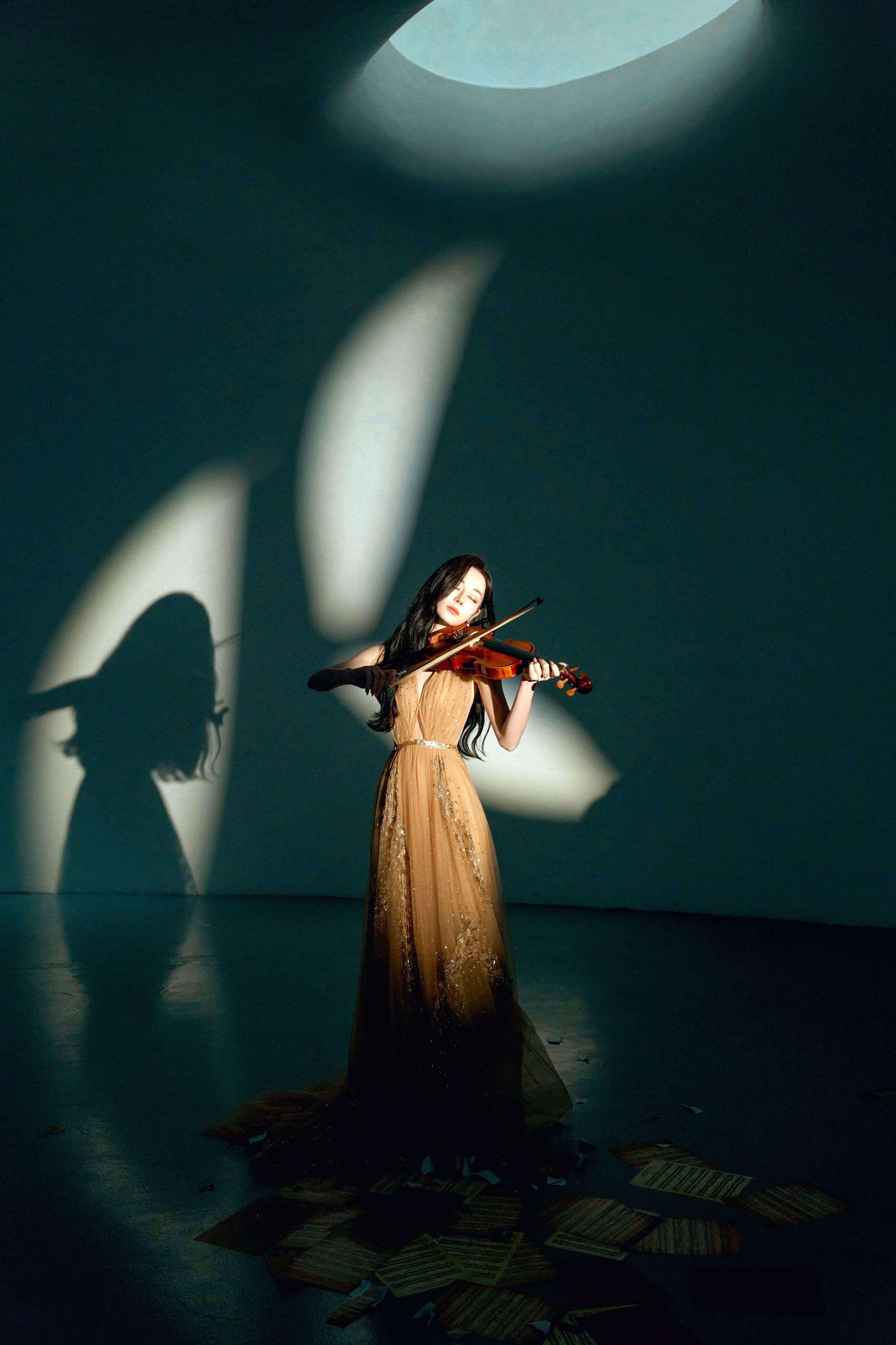 午後的光輕撫臉頰，明暗更叠如夢如幻—迪麗熱巴[高清套圖]-第1章-图片1