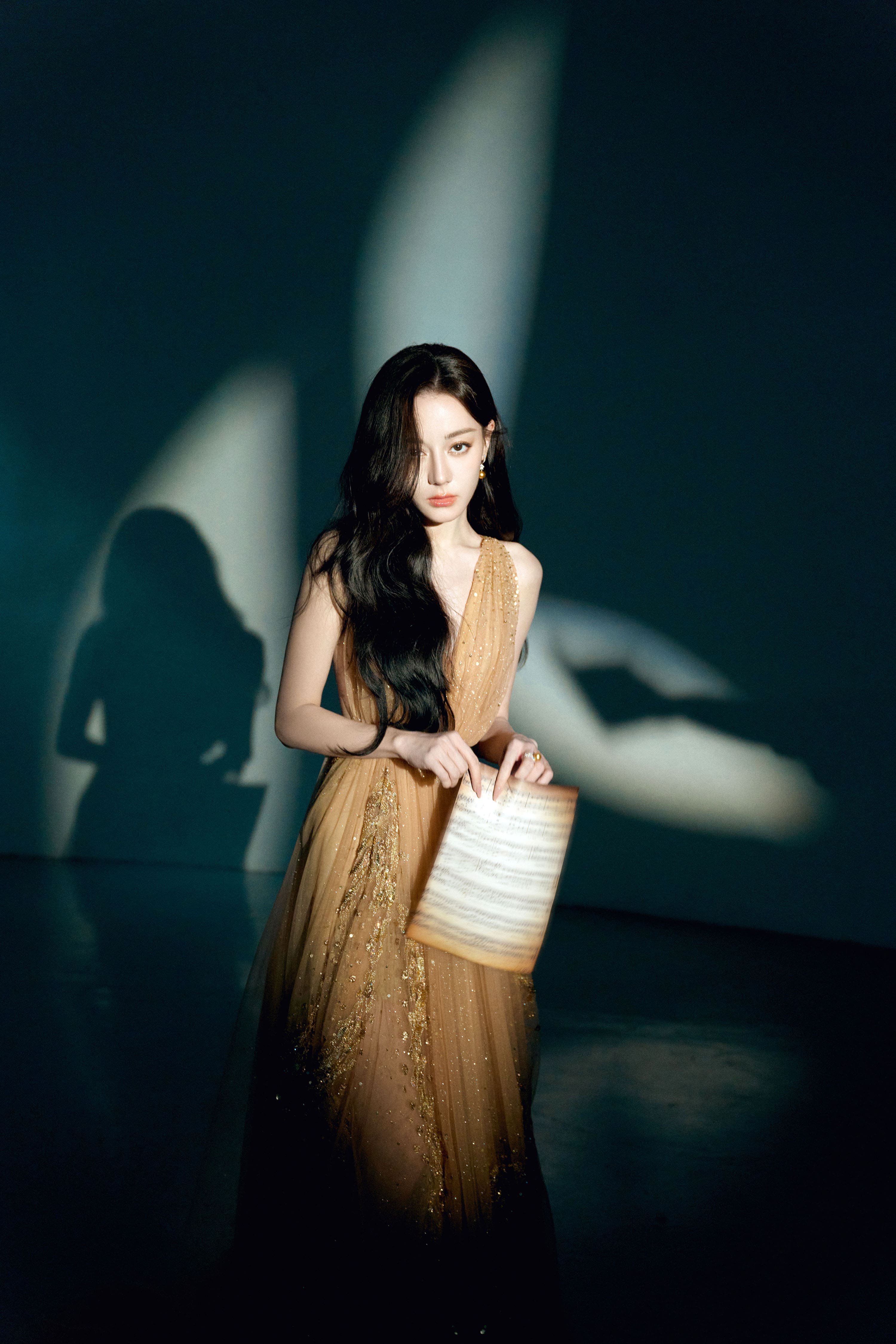 午後的光輕撫臉頰，明暗更叠如夢如幻—迪麗熱巴[高清套圖]-第1章-图片3