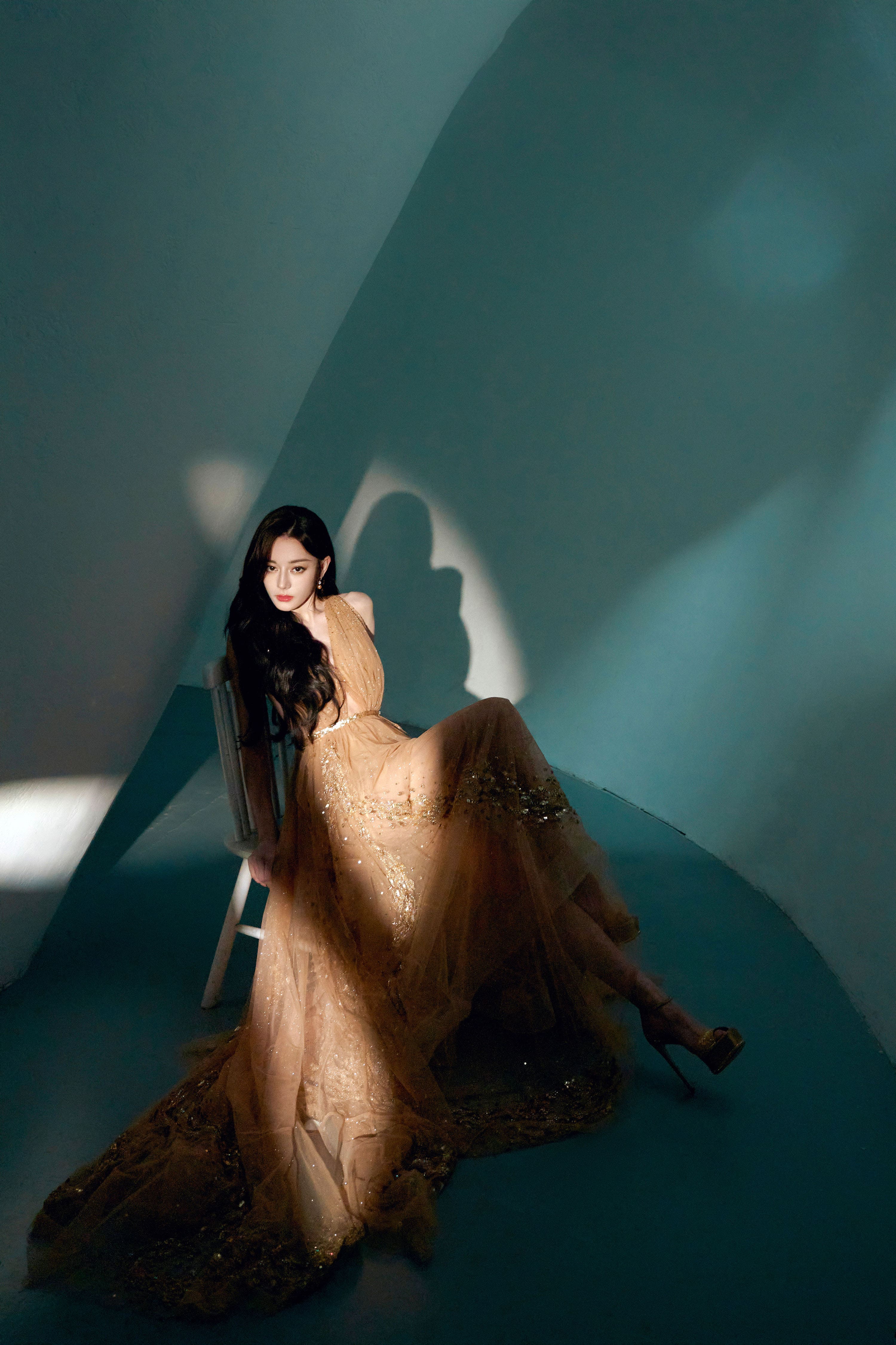 午後的光輕撫臉頰，明暗更叠如夢如幻—迪麗熱巴[高清套圖]-第1章-图片7