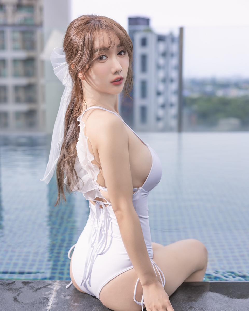 科技女神「只穿內衣褲」著急換裝！雙腿一抬流量爆表-第1章-图片6