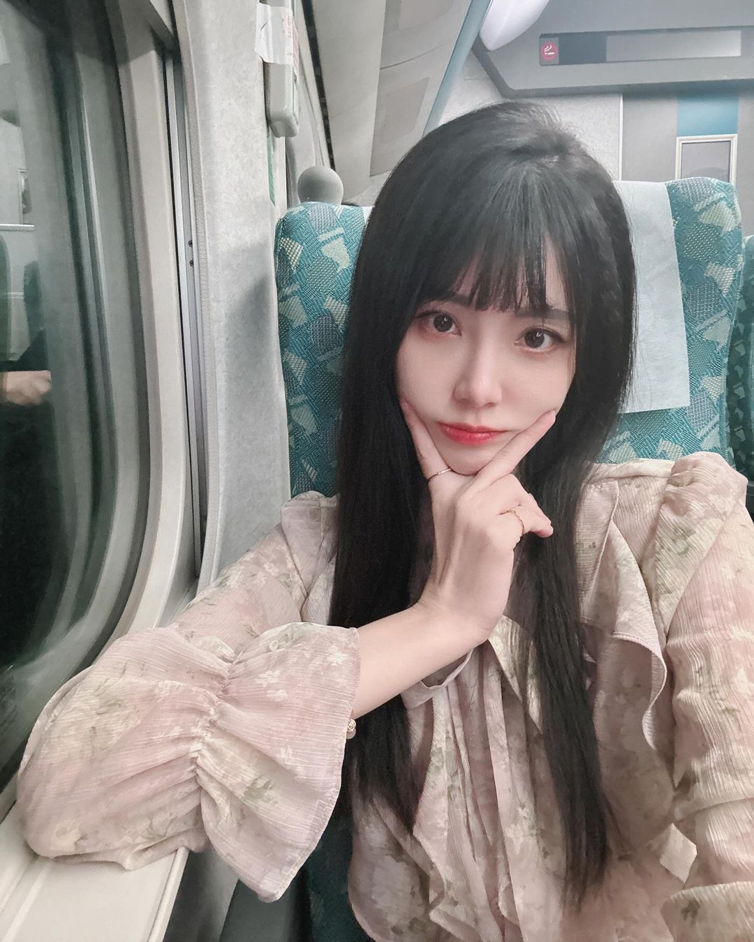 氣質女神「小彩Zaya」極品美顏搭配水汪汪大眼 一看就戀愛了-第1章-图片1