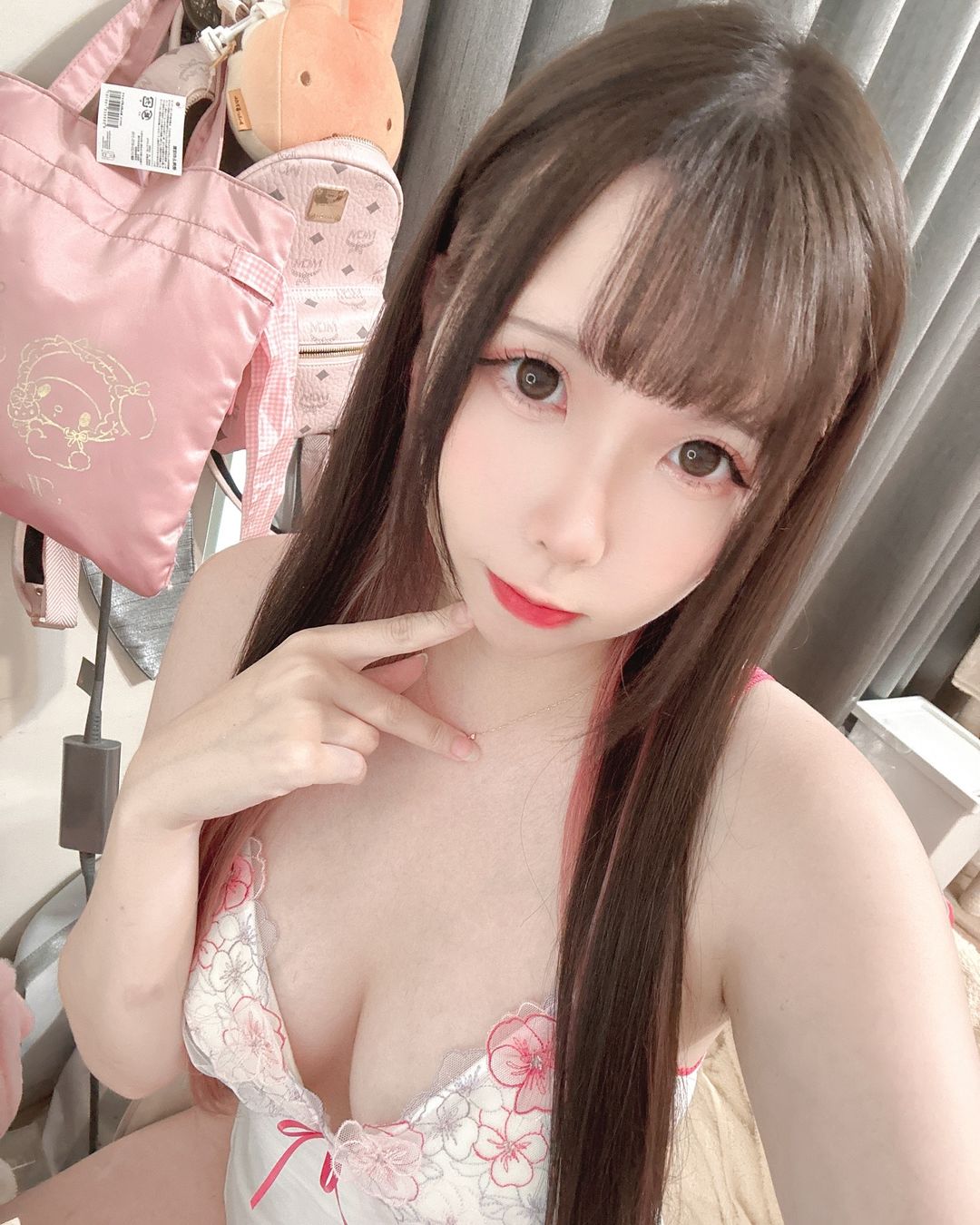 白嫩奶溝妹「Momo桃桃」豐盈美乳發散陣陣奶香 難以抗拒-第1章-图片1