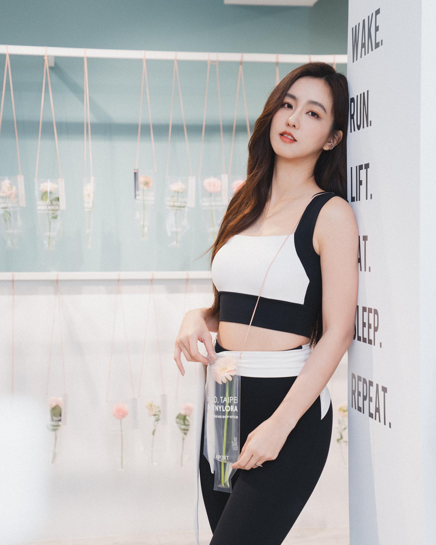 極品女神「周曉涵」 白皙美腿+勾魂臉蛋美得犯規-第1章-图片7