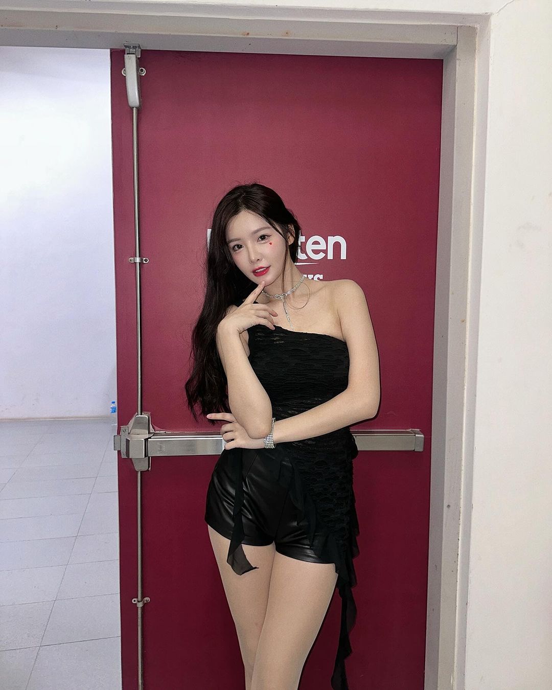 長腿正妹「李恩菲x菲菲」高顏值突破天際讓人著迷不已-第1章-图片8