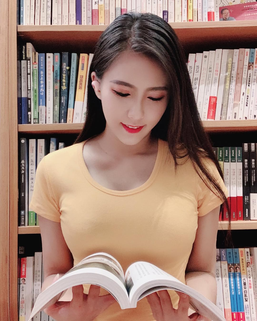 低胸爆乳「釉釉」飽滿深溝曲線 性感耀眼無懈可擊-第1章-图片6