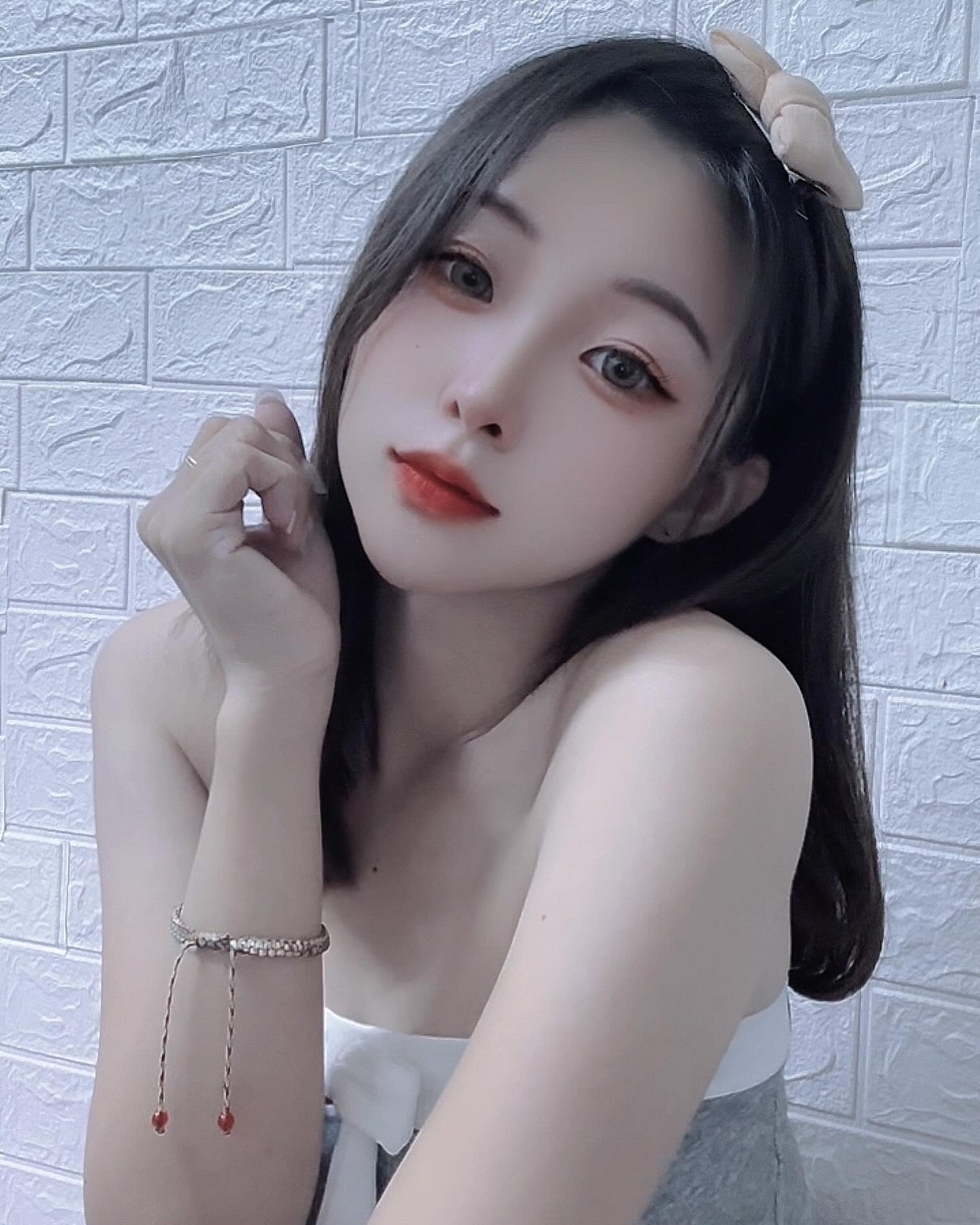 High-colour goddess