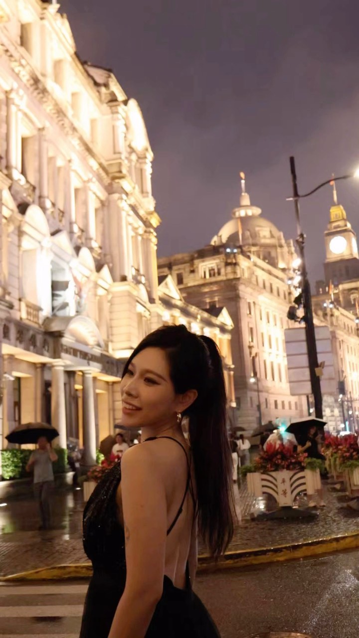 Beautiful “Emmy” looks at her skin.-第1章-图片9