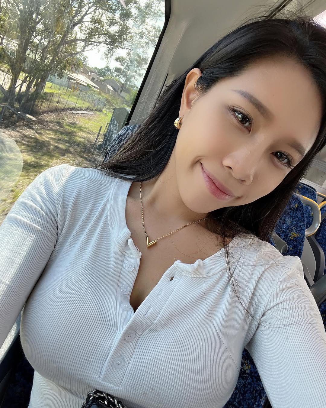 Beautiful “Emmy” looks at her skin.-第1章-图片16