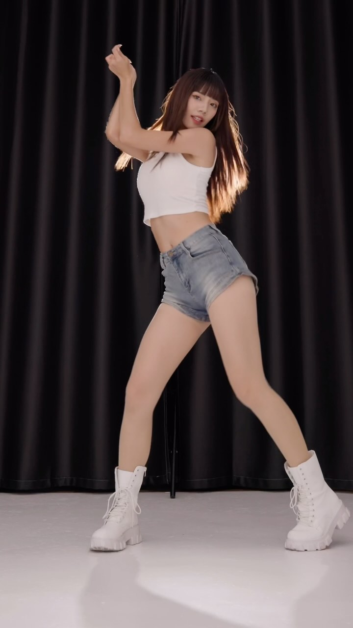 「Abby_林夏蕾」女王般的氣質 細腰爆乳-第1章-图片18