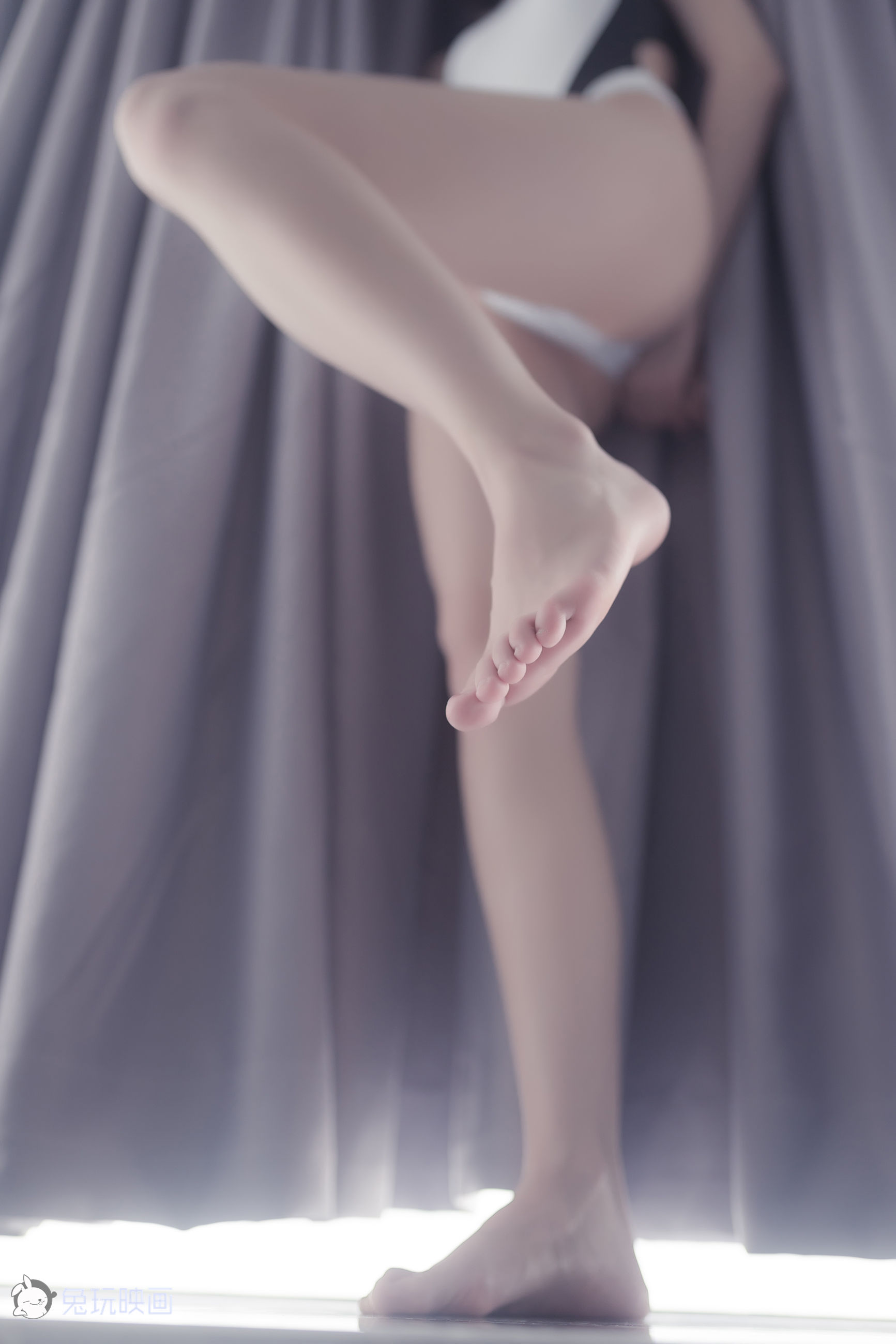 A rabbit painted swimming with white toes.-第1章-图片18