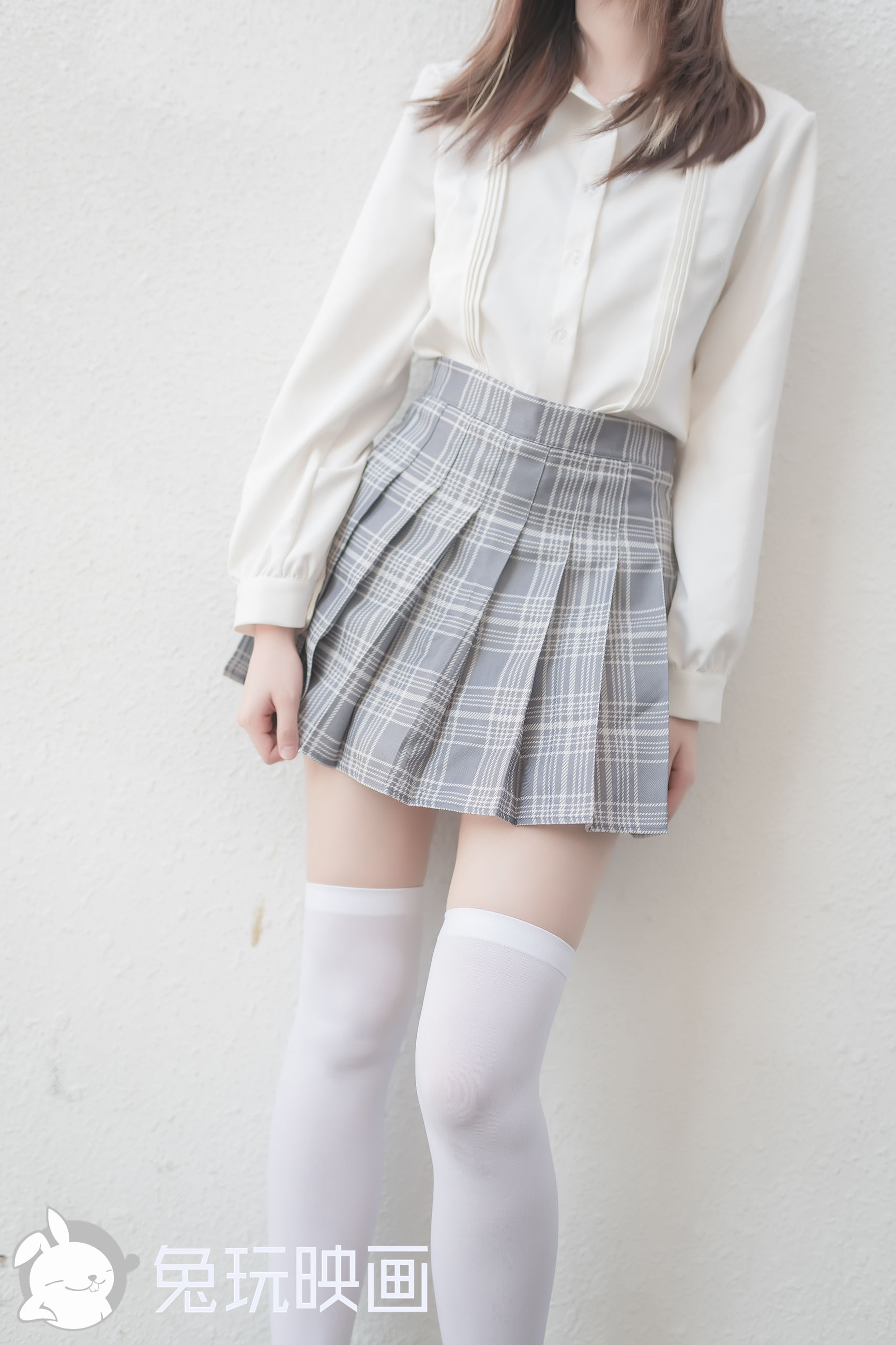 The rabbit painted the area of white socks on the knee.-第1章-图片5