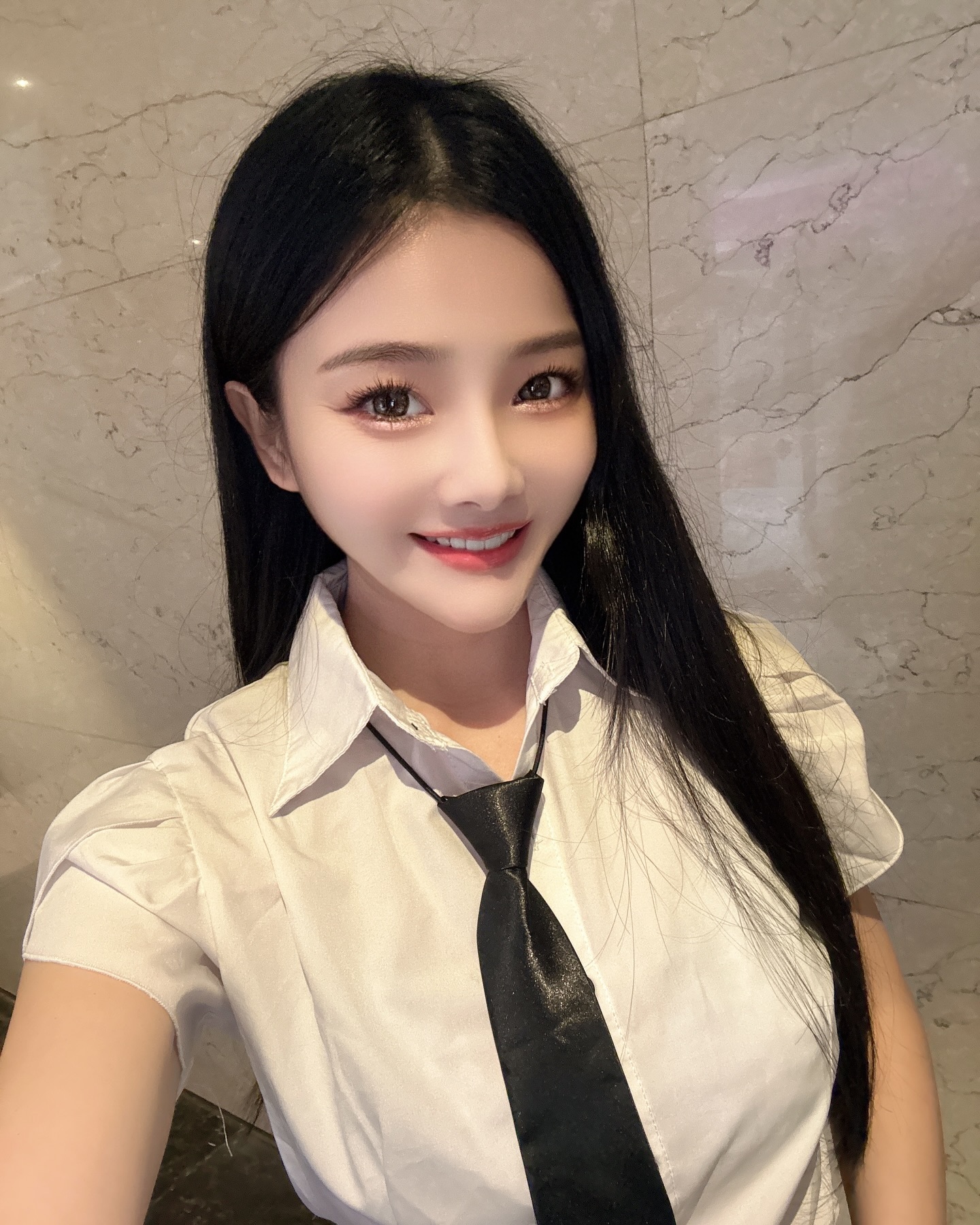 「顏珞熙」 雙乳彈出 色氣曲線看了沒輒-第1章-图片4