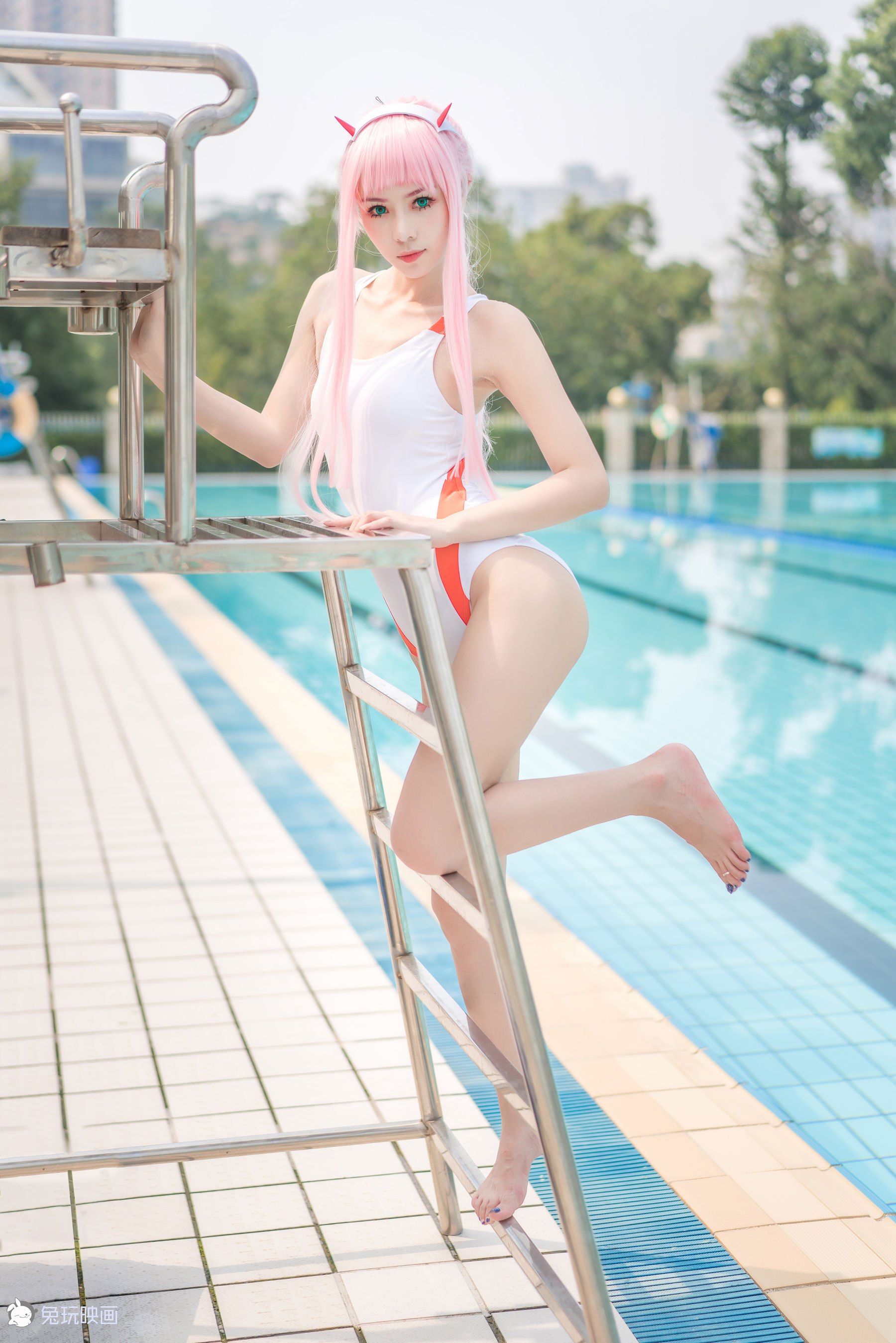 Summer swimsuit at the pool.-第1章-图片1