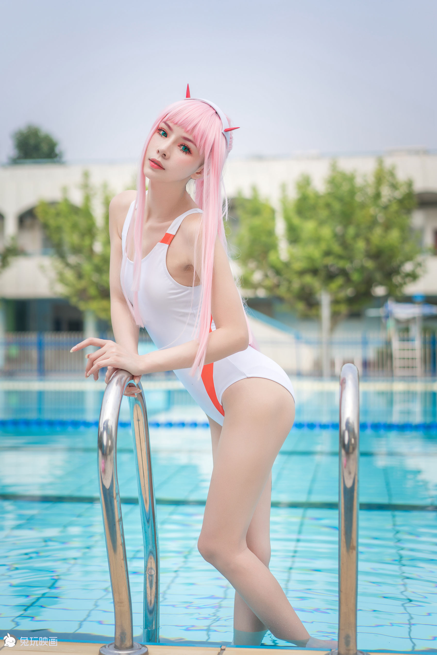 Summer swimsuit at the pool.-第1章-图片12