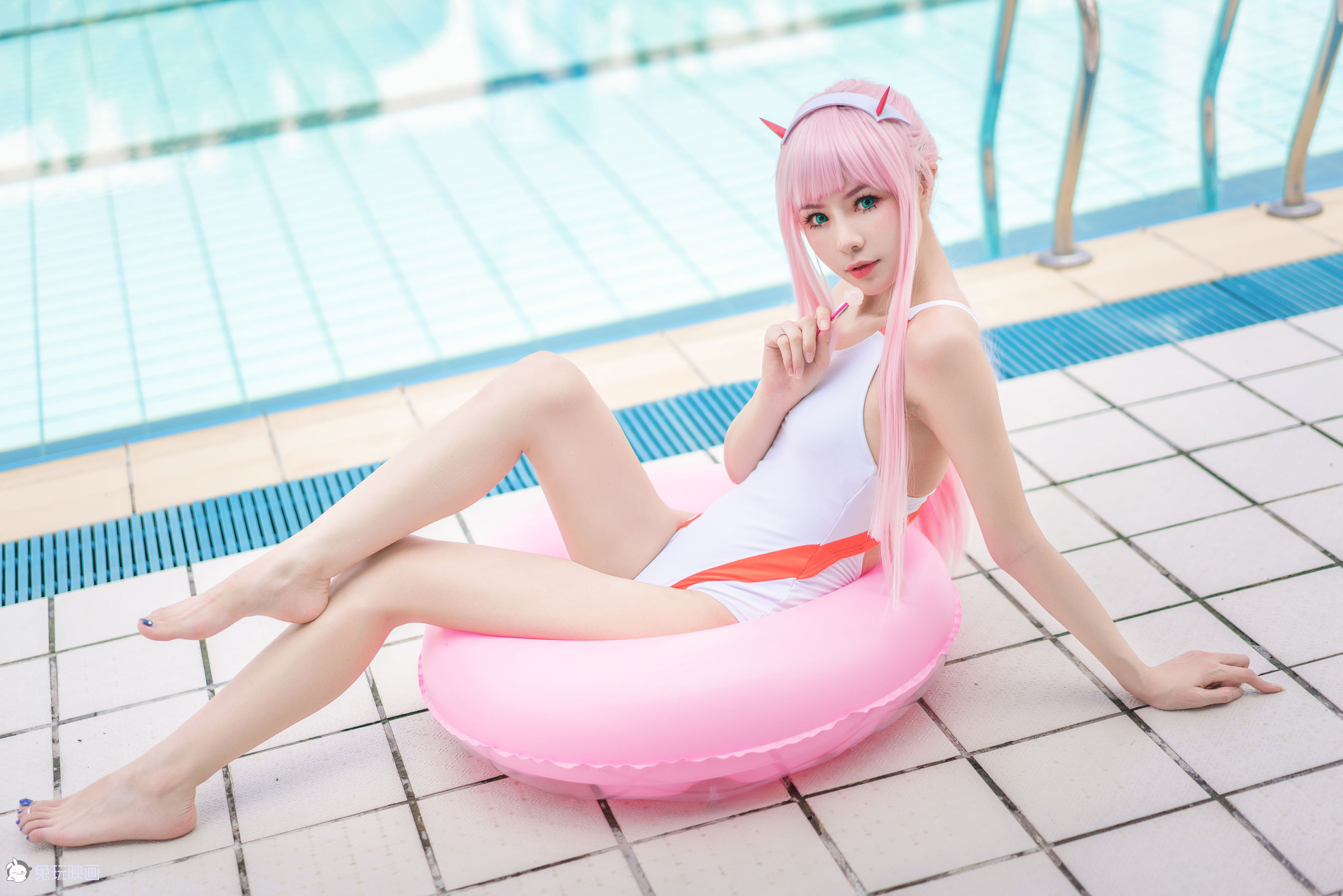 Summer swimsuit at the pool.-第1章-图片16
