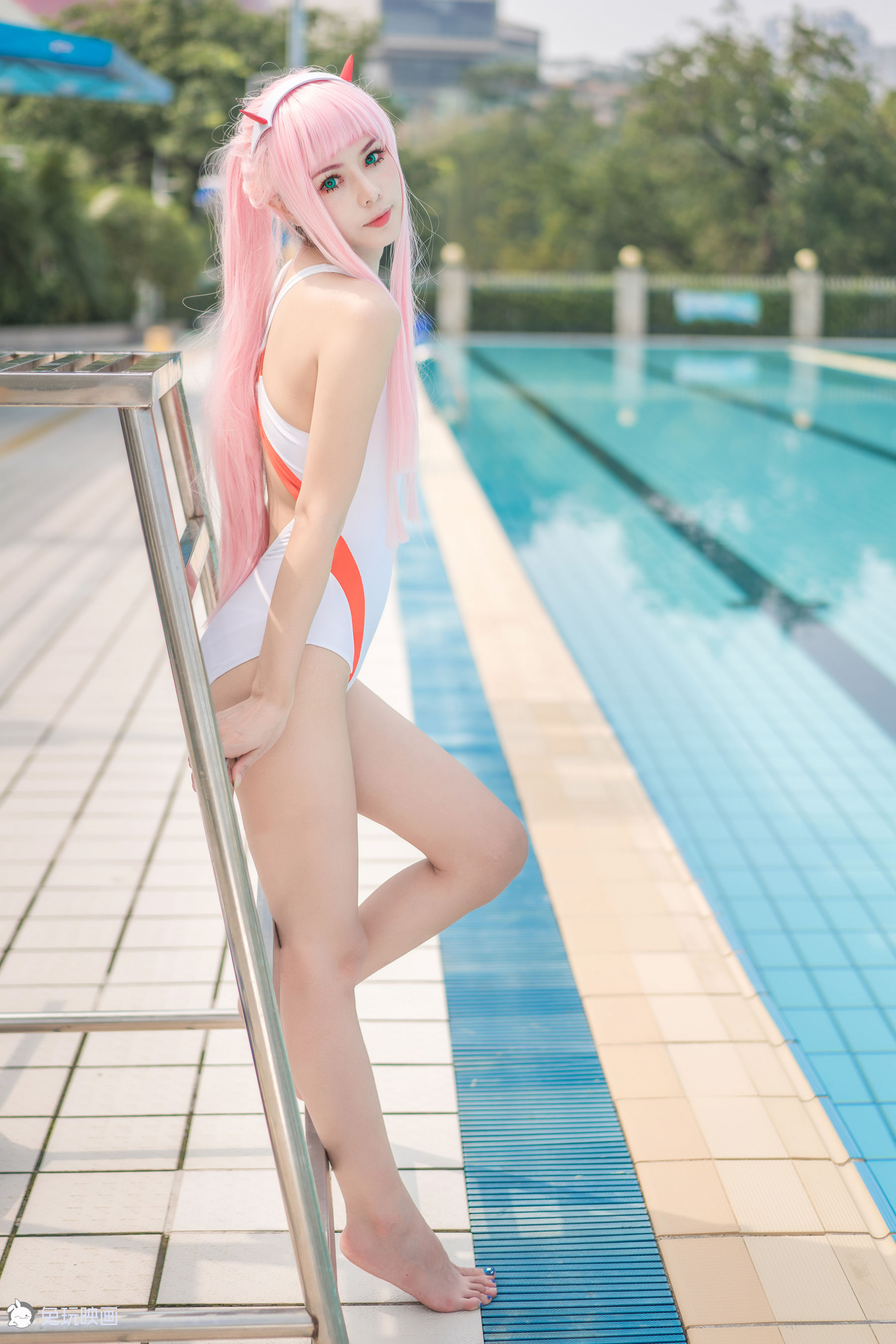 Summer swimsuit at the pool.-第1章-图片17