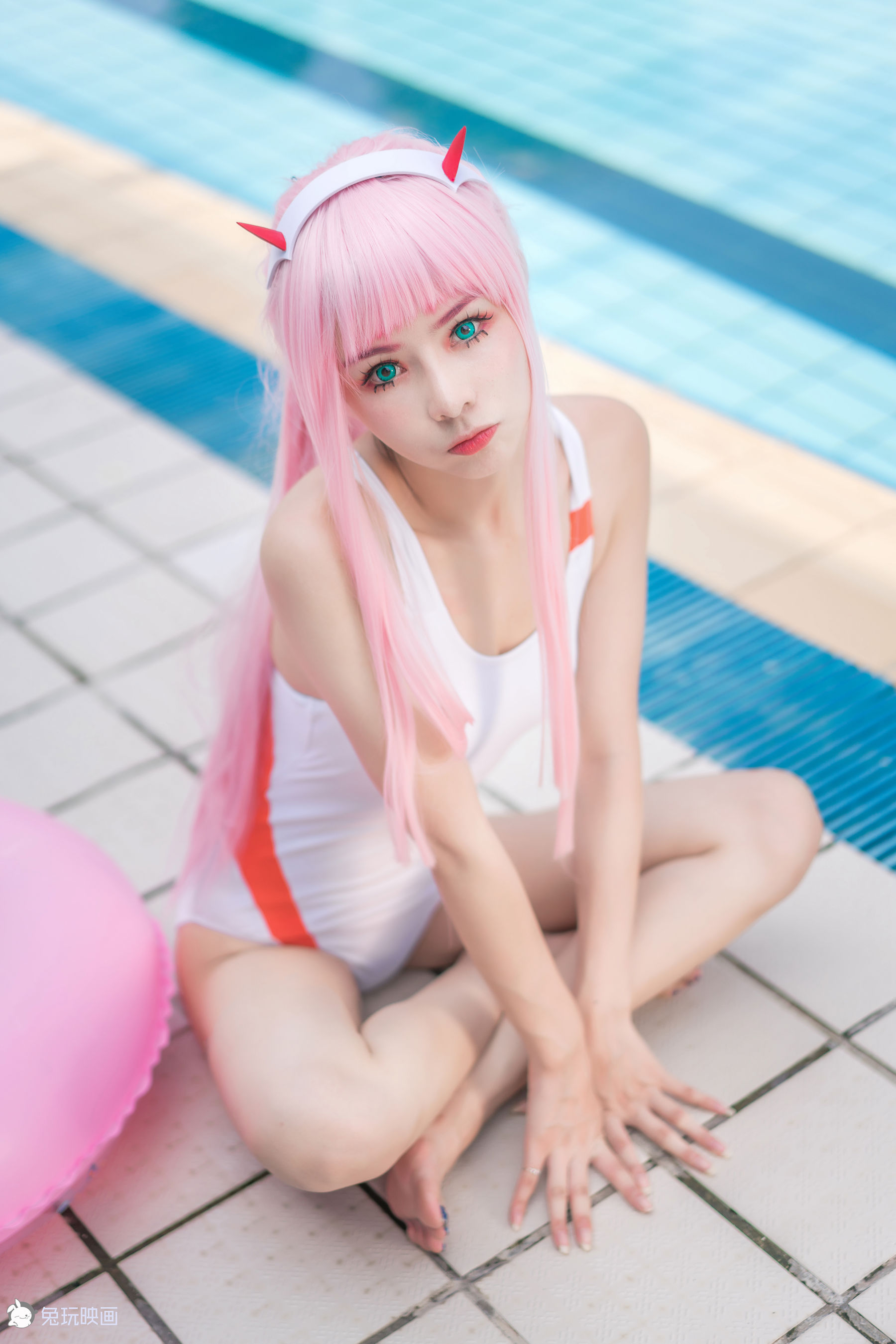 Summer swimsuit at the pool.-第1章-图片19