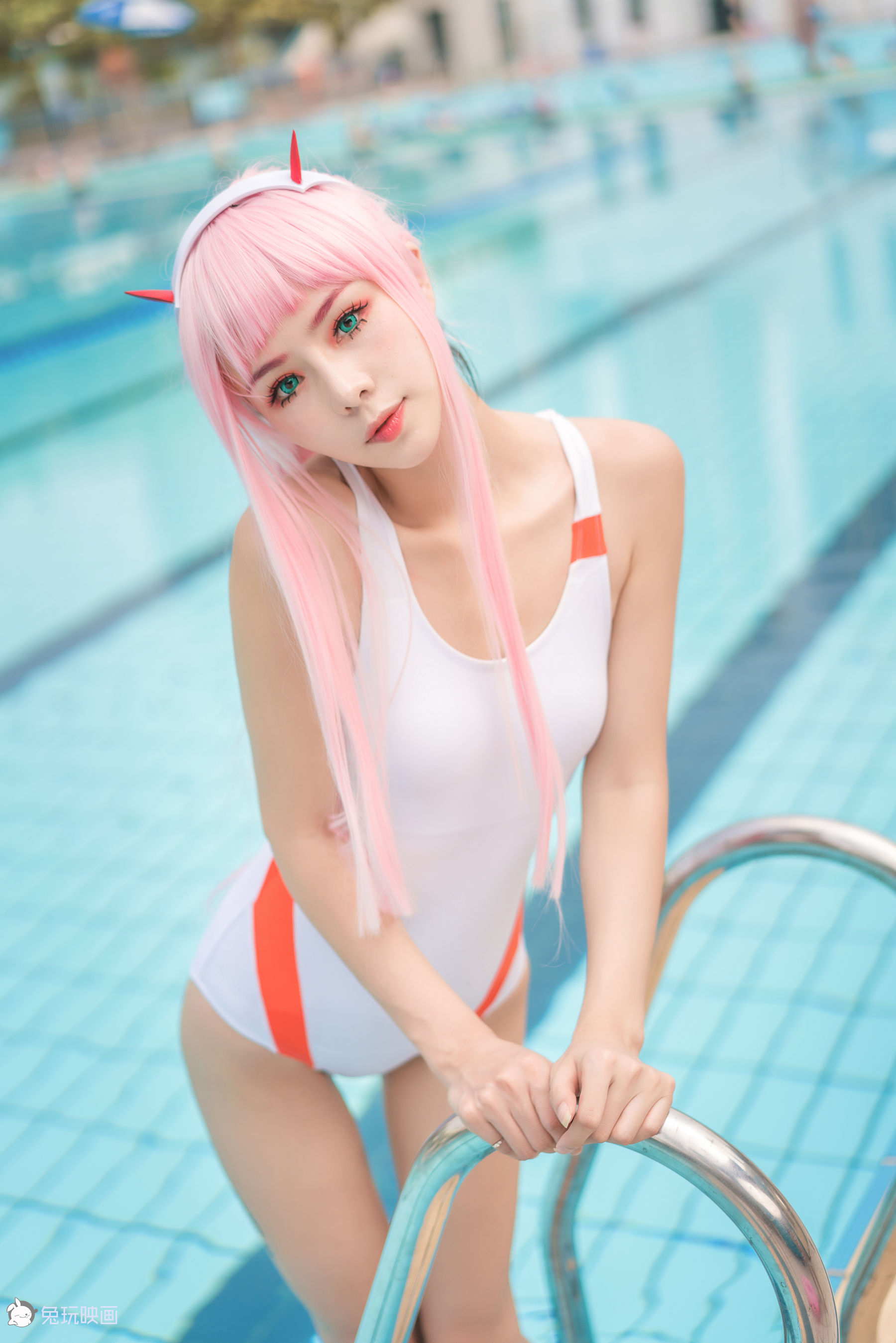 Summer swimsuit at the pool.-第1章-图片24