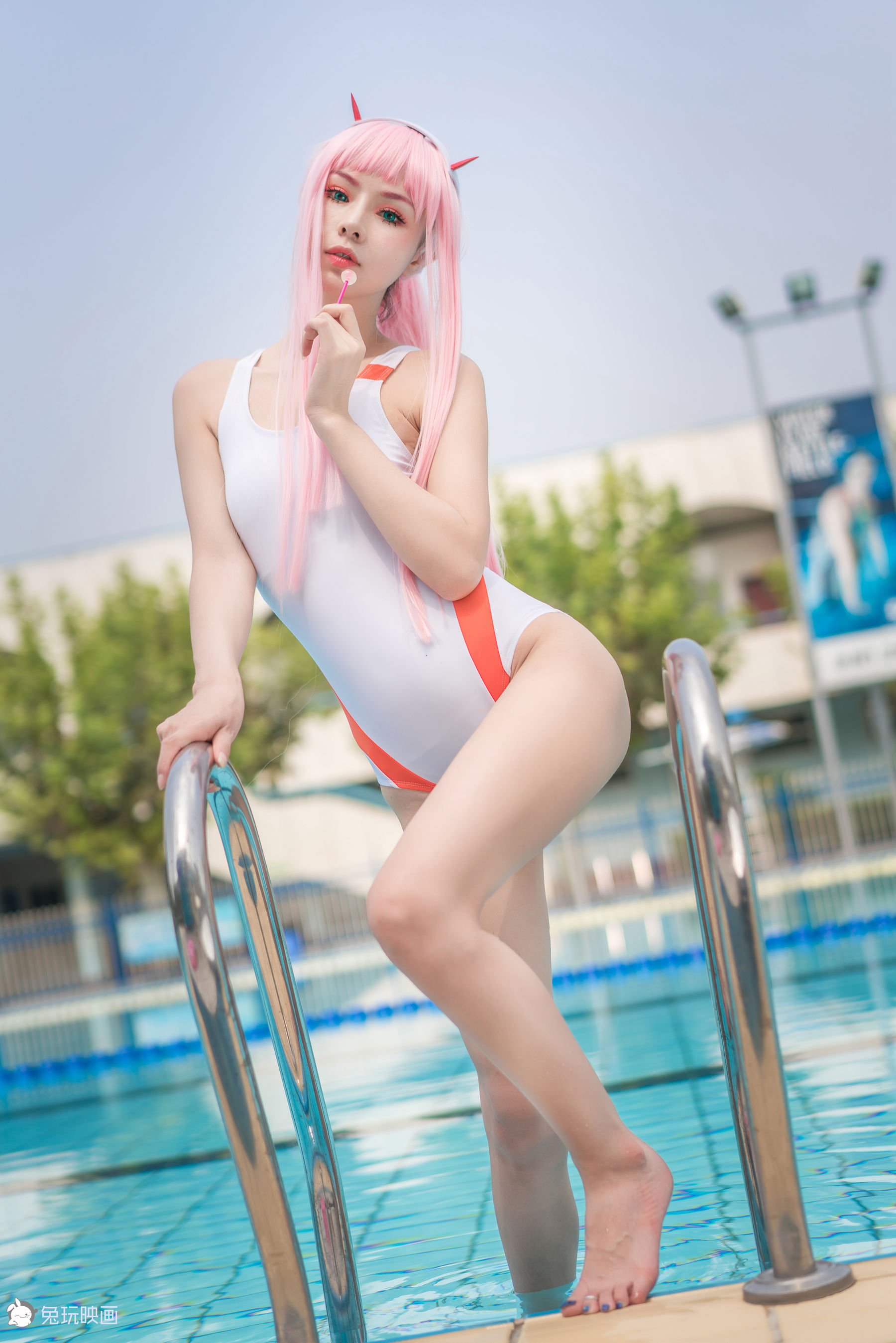 Summer swimsuit at the pool.-第1章-图片39